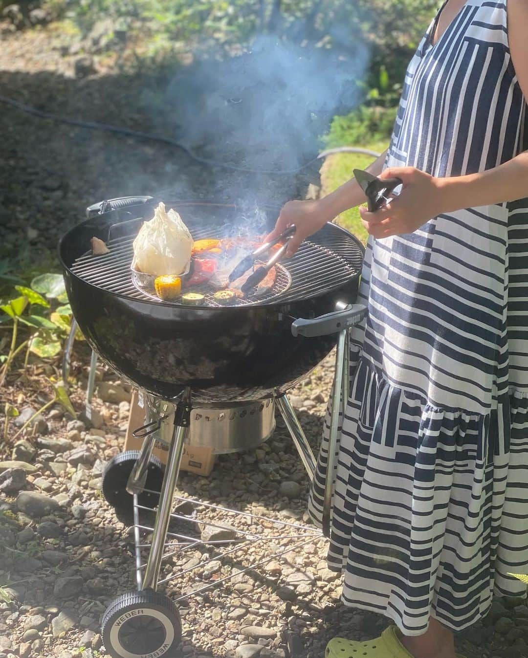 松本亜希さんのインスタグラム写真 - (松本亜希Instagram)「・ 今日は、親友の豪邸でpoolとBBQをして 子供も大人もめちゃくちゃ楽しかったー❤️😆❤️  同じ月齢同士の👦🏽と👧は久々に会うから最初もじもじしてたけど、次第にうちとけていき、ずーっと一緒に遊んでて微笑ましかった☺️☺️ お風呂も一緒に入ってすごく楽しそうだった。  子供達の笑顔がたぁくさん見れたし、大人は大人で 親友同士で気兼ねなく食べて飲んで最高🎉  @dolce._official のラッシュガードは今季getしたもので、この夏めちゃくちゃ活躍してくれてる！ 今日みたいな日にも最高だったわ❤️  夏の思い出がまたできた🌞🌴🍧👙 明日からもまた頑張れる‼️ ぐっすり眠れそうや〜  ＿＿＿＿＿＿＿＿＿＿＿＿＿＿＿＿＿＿＿＿＿＿＿＿  #teamわっしょい#bbq#pool#bff #ラッシュガード #息子#3歳9ヶ月#男の子ママ」7月31日 23時40分 - m_akiron