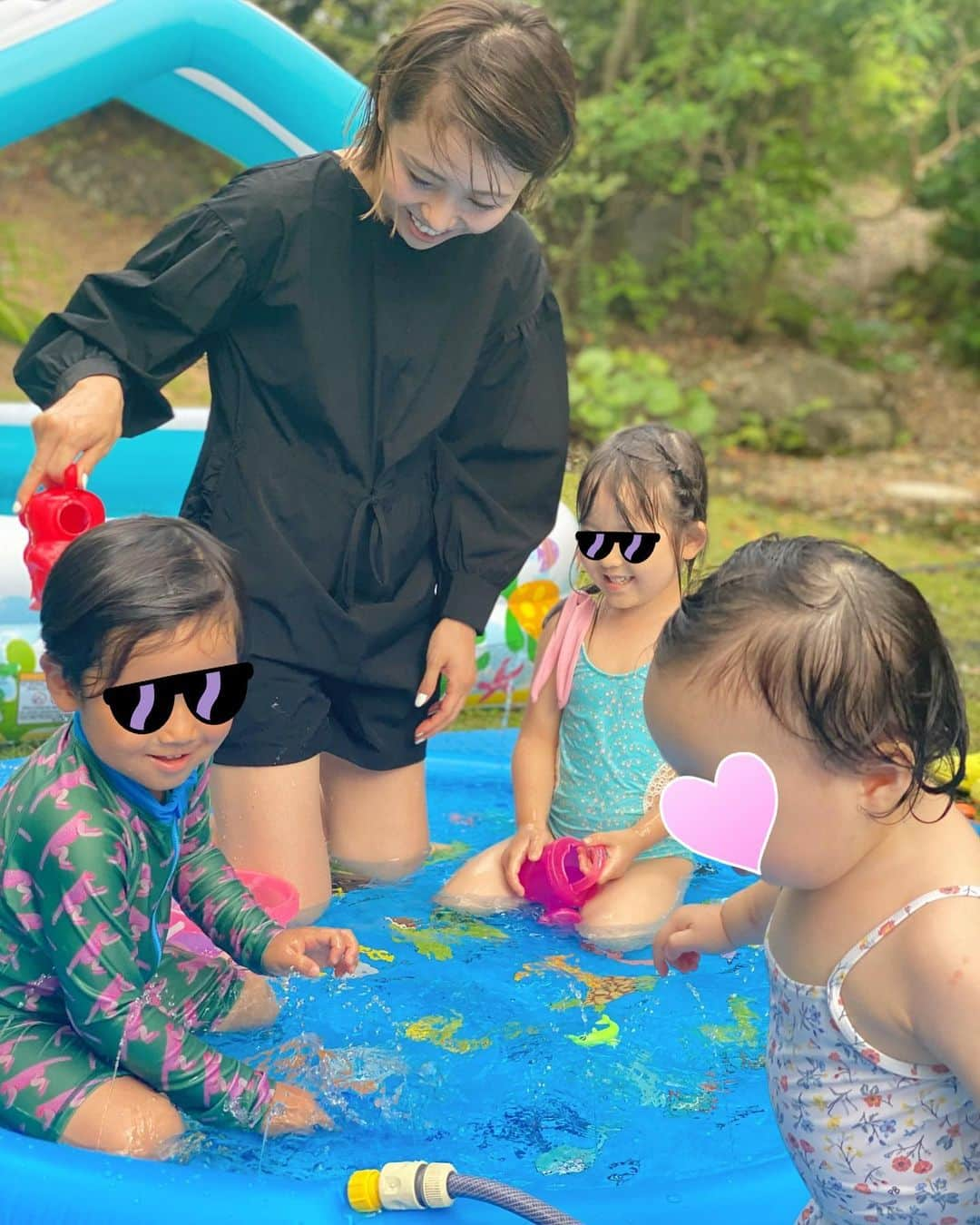 松本亜希さんのインスタグラム写真 - (松本亜希Instagram)「・ 今日は、親友の豪邸でpoolとBBQをして 子供も大人もめちゃくちゃ楽しかったー❤️😆❤️  同じ月齢同士の👦🏽と👧は久々に会うから最初もじもじしてたけど、次第にうちとけていき、ずーっと一緒に遊んでて微笑ましかった☺️☺️ お風呂も一緒に入ってすごく楽しそうだった。  子供達の笑顔がたぁくさん見れたし、大人は大人で 親友同士で気兼ねなく食べて飲んで最高🎉  @dolce._official のラッシュガードは今季getしたもので、この夏めちゃくちゃ活躍してくれてる！ 今日みたいな日にも最高だったわ❤️  夏の思い出がまたできた🌞🌴🍧👙 明日からもまた頑張れる‼️ ぐっすり眠れそうや〜  ＿＿＿＿＿＿＿＿＿＿＿＿＿＿＿＿＿＿＿＿＿＿＿＿  #teamわっしょい#bbq#pool#bff #ラッシュガード #息子#3歳9ヶ月#男の子ママ」7月31日 23時40分 - m_akiron