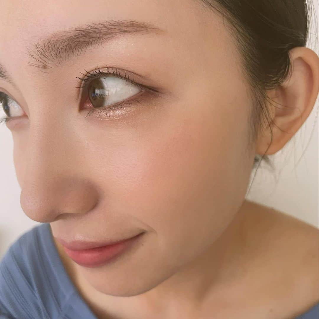 中島亜莉沙さんのインスタグラム写真 - (中島亜莉沙Instagram)「まつ育マスカラレビュー🙌🏻  ピンクのまつ毛美容液ブランド @phoebe_beautyup から まつ毛ケアできる美容液マスカラ が発売されたのでレビューしてみました！  ・ビューティーアップマスカラ Black / Pink brown  1,980円(税込)  ☑︎８種類の美容液成分配合 ☑︎２種類の極細ファイバー高配合 ☑︎9つのフリー(鉱物油・シリコン・合成香料など)  美容液マスカラを塗った感想は、 極細ファイバーで自然なロングまつ毛になる！ ブラシが細いので目の際や下まつ毛に塗りやすい！ 時間が経ってもカールキープされてた！  お湯で簡単オフできたり メイクしながらまつ毛ケアも できるのは嬉しいよね☺️✌🏻  まつ毛美容液＋美容液マスカラで まつ毛バッサバサ女子になるぞー🕊笑  #マスカラ #phoebebeautyup #ビューティーアップマスカラ #まつ毛美容液 #PR #mekeup #mascara #japanesecosmetics #マスカラ #コスメレポ #コスメレビュー #コスメ紹介 #メイク好き」8月1日 0時03分 - arisan_days