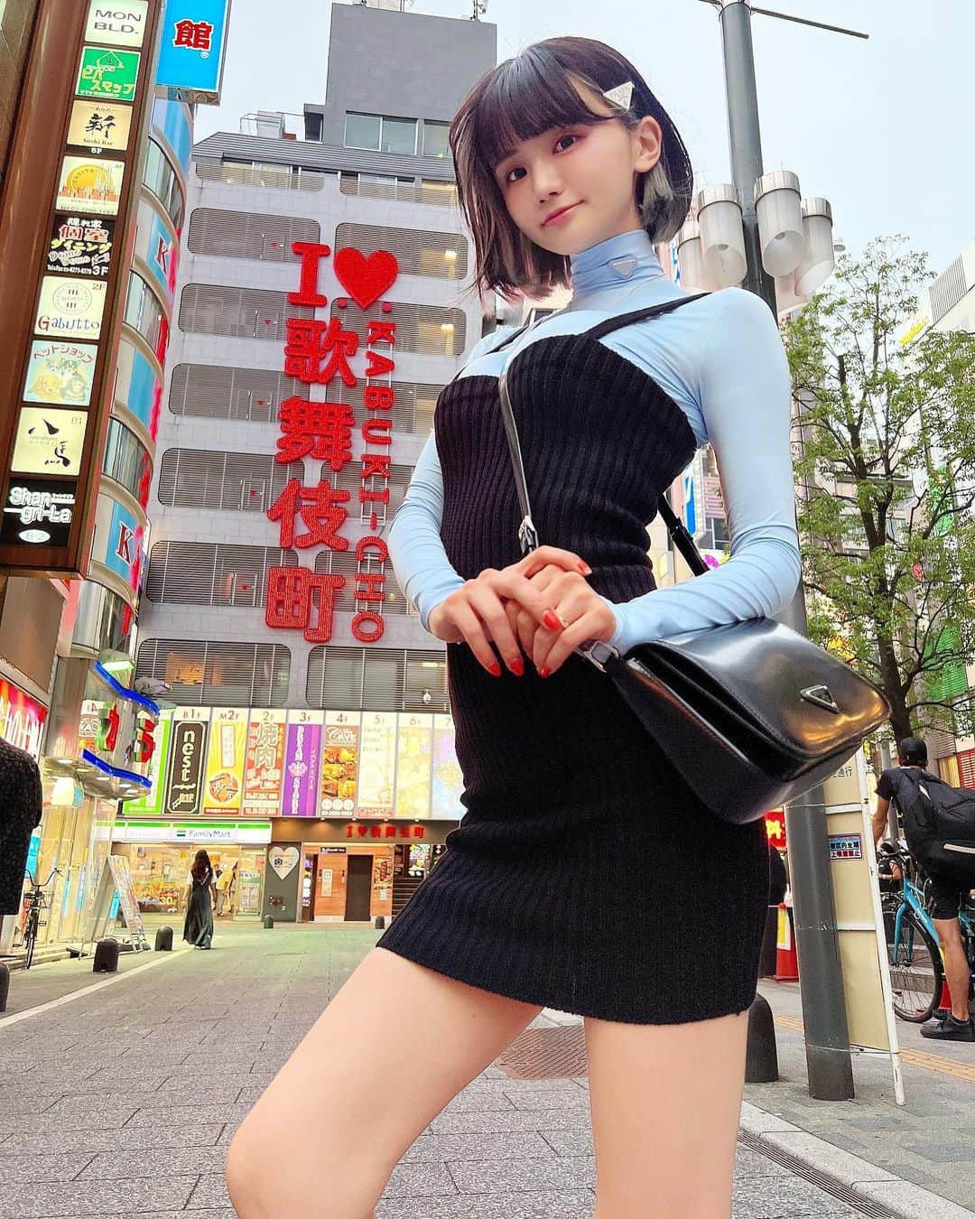 みもれもんさんのインスタグラム写真 - (みもれもんInstagram)「This is Asia's No. 1 downtown area!  Shinjuku Kabukicho!  There are various shops🌈💓  歌舞伎町一番街に上陸＼(^^)／💓 ご飯食べたりルノアールによく行きます☕️✨ 黒蜜ミルクが好き🍼👶  #みもれもん #黒髪 #ボブ #ショートヘア #ショヘジョ #日本女孩 #インスタグラビア #Mimolemon #Japanesegirl #japan #asiangirl #opensea #NFT」8月1日 11時24分 - mimore_mon0929