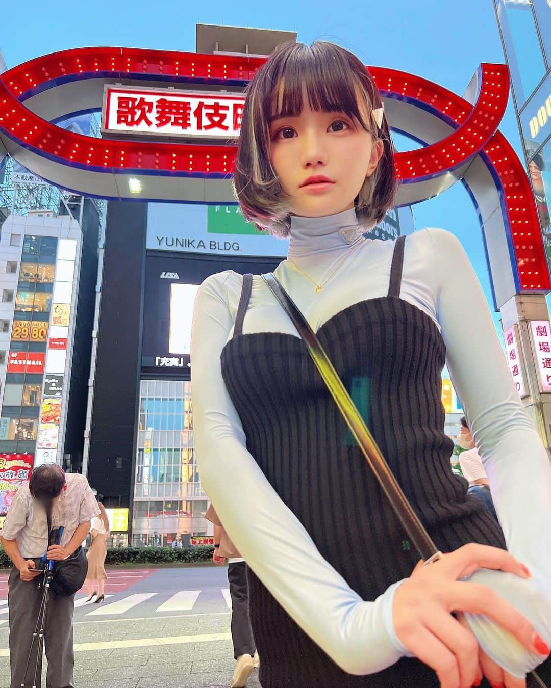 みもれもんさんのインスタグラム写真 - (みもれもんInstagram)「This is Asia's No. 1 downtown area!  Shinjuku Kabukicho!  There are various shops🌈💓  歌舞伎町一番街に上陸＼(^^)／💓 ご飯食べたりルノアールによく行きます☕️✨ 黒蜜ミルクが好き🍼👶  #みもれもん #黒髪 #ボブ #ショートヘア #ショヘジョ #日本女孩 #インスタグラビア #Mimolemon #Japanesegirl #japan #asiangirl #opensea #NFT」8月1日 11時24分 - mimore_mon0929