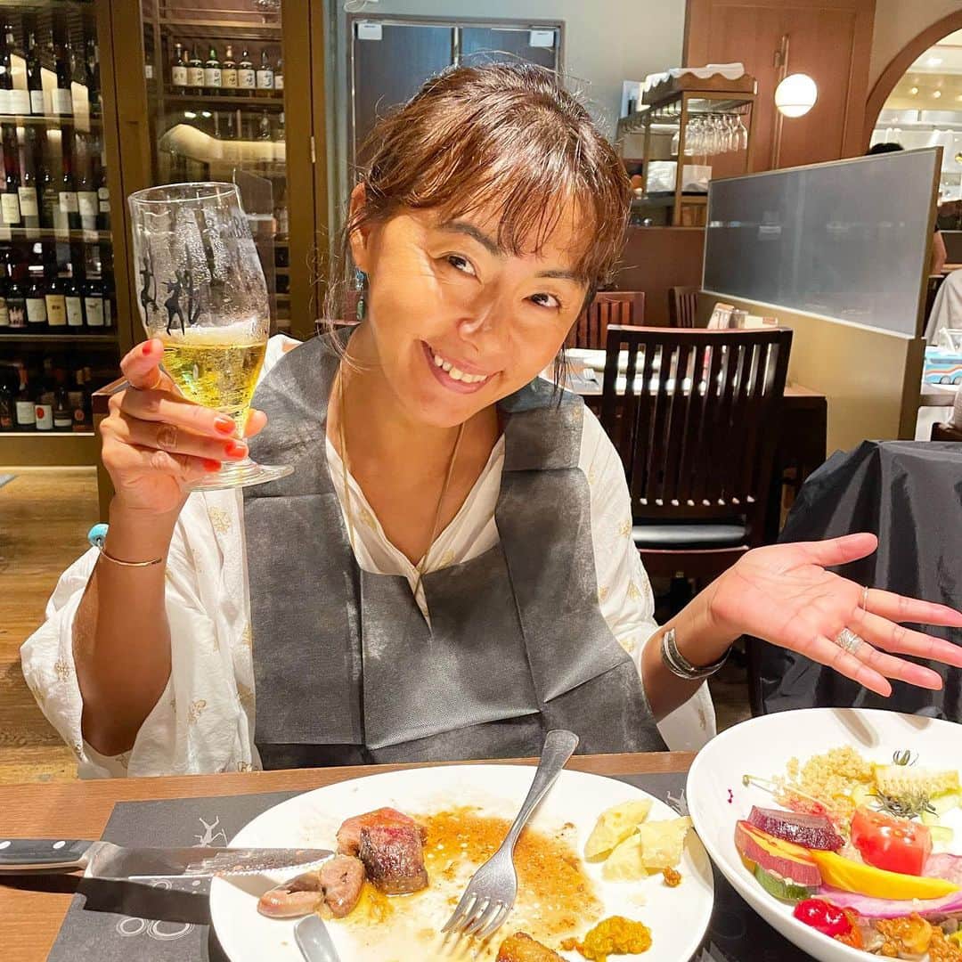 田中律子さんのインスタグラム写真 - (田中律子Instagram)「毎月1回娘っ子が、ご飯に連れて行ってくれて、ご馳走してくれる🍺  代官山のメキシカン🌮　@haciendadelcielo  今月は、バルバッコア🥩　@barbacoa_japan  で色んな部位のお肉食べ放題🥩  いつも美味しいとこを探して私が東京にいる時間でスケジュールを合わせて予約してくれる💛  たまにムカついたり（あ、お互いさまか🙄）ギャル過ぎてこまるけど（これも20代のうちかな😆）なんだかんだ言っても、やっぱり娘っ子がいてくれて、私も頑張れるし、生きがいだし、なにより大事な宝物👼  いつもありがとうね✨来月は何食べに行こうかー🤩  #娘っ子 #月に1度のお楽しみ  #ご馳走さま  #いつもありがとう  #甘えっ子」8月1日 11時35分 - ri2kotanaka