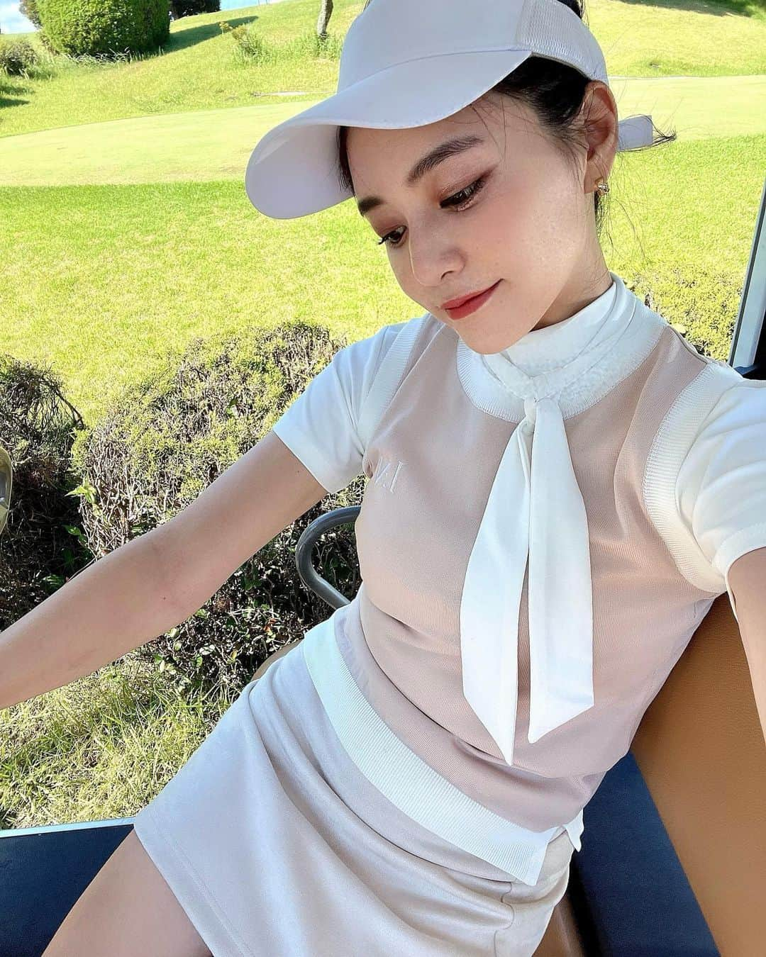 石井里奈さんのインスタグラム写真 - (石井里奈Instagram)「週末のゴルフ⛳️ 天気でキャンセルとかもあって、約1ヶ月ぶりでした😚 暑かったけどやっぱりゴルフって楽しい😊💕スコアは104でした🫣 . ウェアは全部 @lenan_golf 🤍 ストーリーズでも好評で嬉しかった😍途中暑くてベスト脱いで！ ゴルフって暑かったり寒かったりするから調節できてオシャレで可愛いの嬉しいー！ お昼のビール美味しかったな🍻 . #ゴルフ #ゴルフ女子 #golf #golfgirl #ゴルフコーデ #ゴルフウェア #ゴルフスイング #ゴルフ練習」8月1日 12時30分 - ri7tin1025