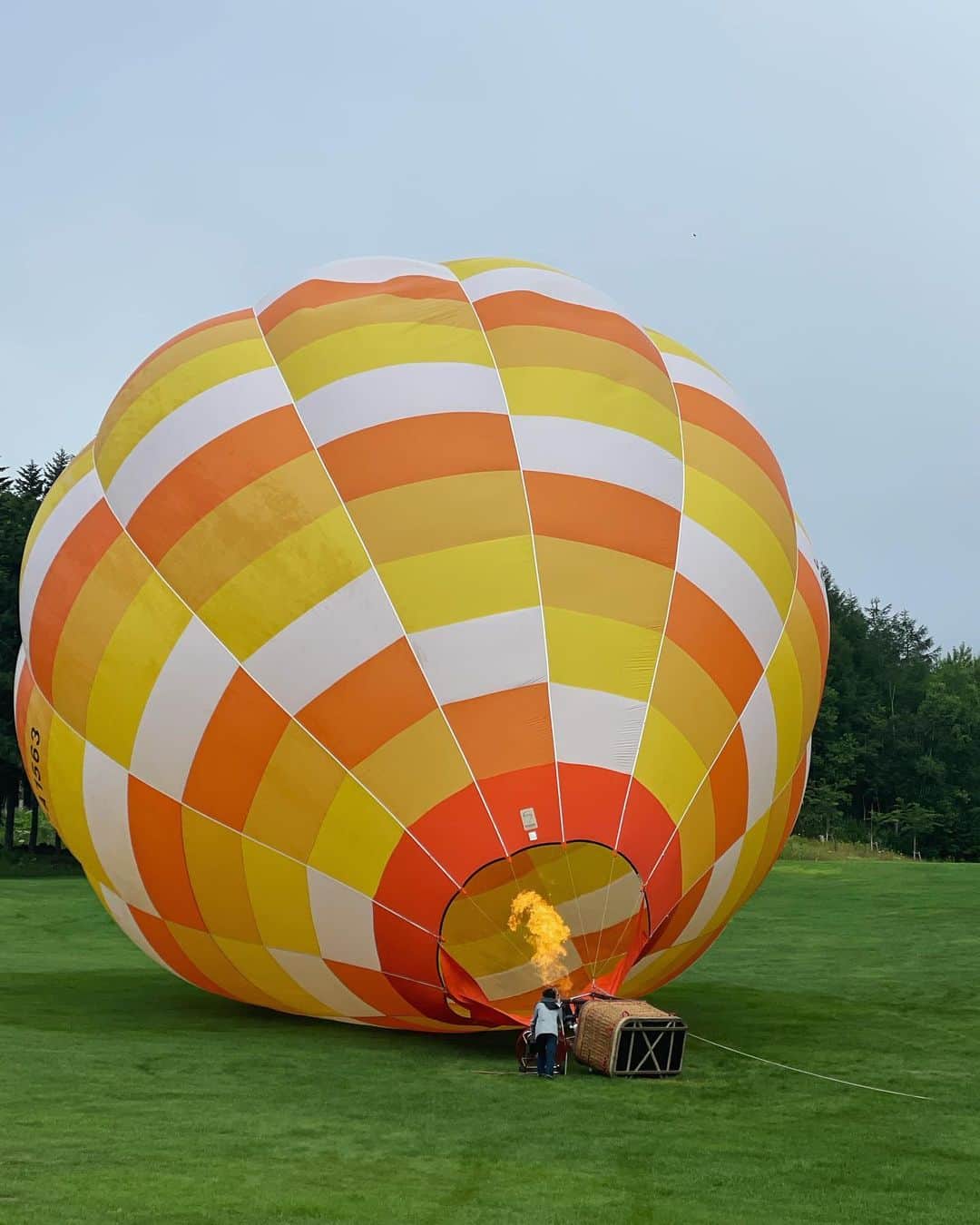 井上和香さんのインスタグラム写真 - (井上和香Instagram)「. 朝早く起きて気球体験！ 娘は初めて。私は2度目？ って感じですが、思いの外高く上がってビビりました。笑 バーナーの迫力ある音も凄かった！ 朝から興奮状態 終わってからの朝食も元気に美味しくいただきました😊 . #夏の思い出 #北海道 #気球体験」8月1日 14時13分 - inoue_waka