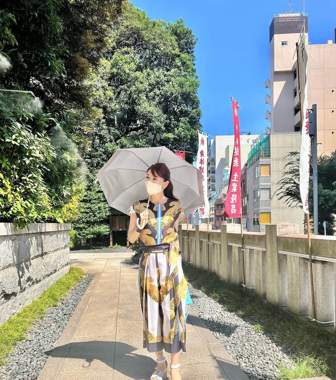 君島十和子さんのインスタグラム写真 - (君島十和子Instagram)「・ 東京35.9℃ 熱中症警戒アラートが 出ています🥵  都会の真ん中とは 思えないほどの蝉時雨。 参道のミストも瞬間で 消えてます💨💨💨 数秒間 日傘を外してみましたが 溶けてしまいそう💦💦  #ftcbeauty #ご縁に感謝です #君島十和子」8月1日 15時26分 - ftcbeauty.official