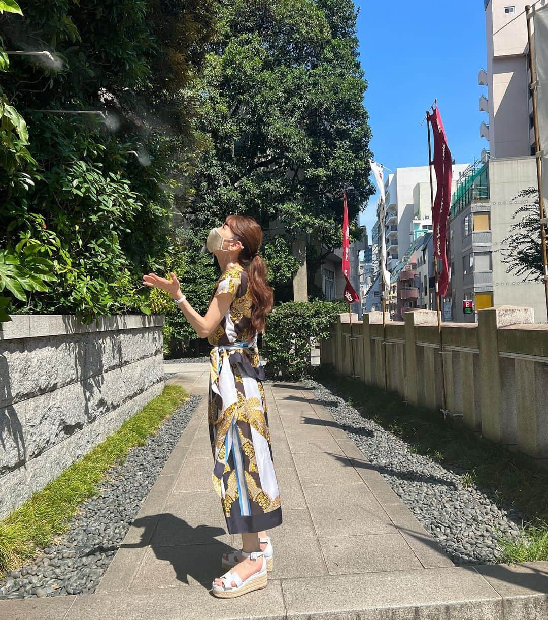 君島十和子さんのインスタグラム写真 - (君島十和子Instagram)「・ 東京35.9℃ 熱中症警戒アラートが 出ています🥵  都会の真ん中とは 思えないほどの蝉時雨。 参道のミストも瞬間で 消えてます💨💨💨 数秒間 日傘を外してみましたが 溶けてしまいそう💦💦  #ftcbeauty #ご縁に感謝です #君島十和子」8月1日 15時26分 - ftcbeauty.official