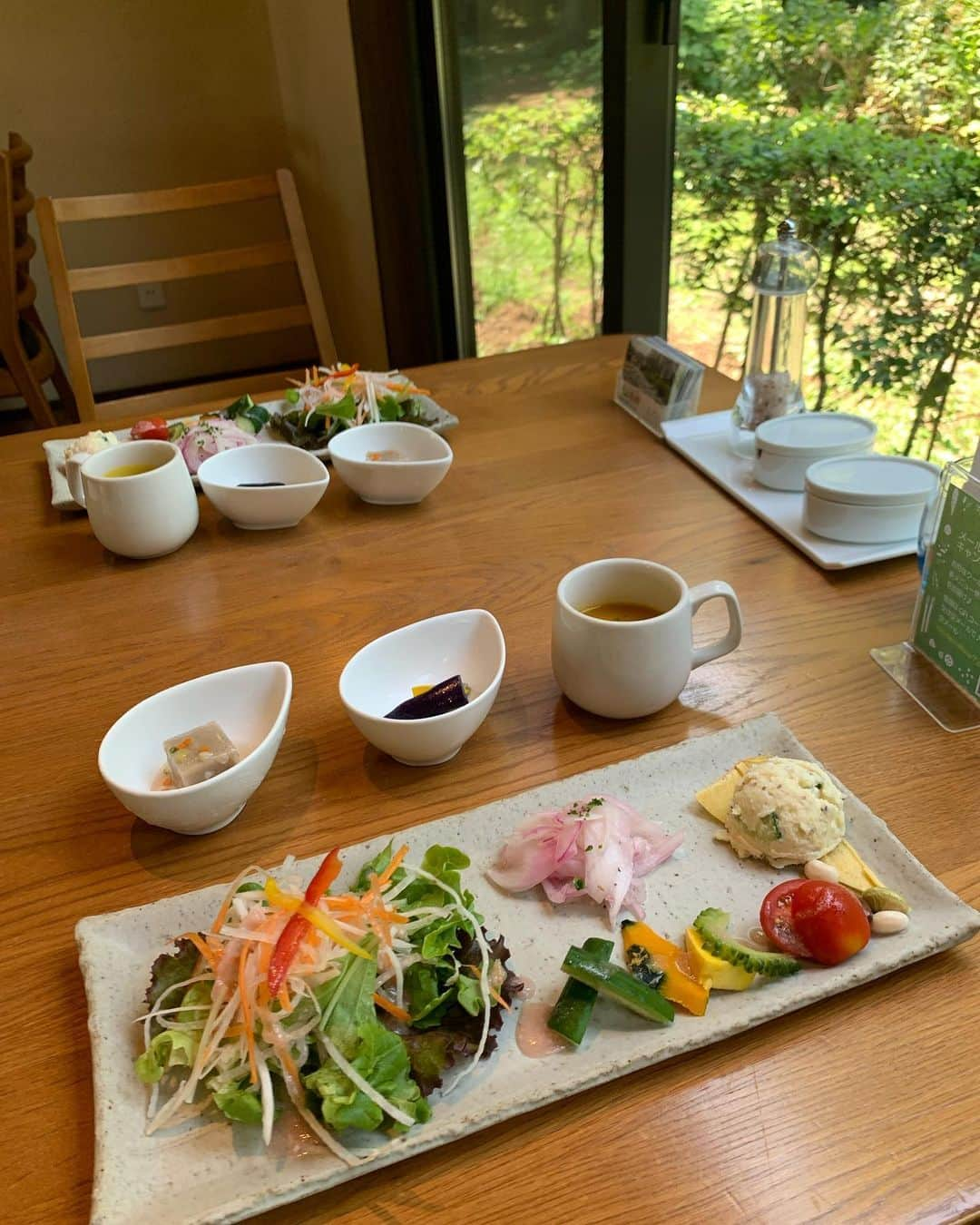 田中悦子さんのインスタグラム写真 - (田中悦子Instagram)「オーガニック野菜とお蕎麦が美味しい ゆるりの森のカフェ☕️  お蕎麦のジェノベーゼも テラスでいただいたデザート、 そしてイチゴジャムたっぷりの カキ氷🍧は最高です❣️  が、しかし… 今日もとてつもない暑さです🥵 熱中症にお気をつけて❣️  今週も宜しくお願いします❣️  そして、昨夜のFOLLOWＭＥライブにご参加のプレミアムフォロワーの皆様、ありがとうございました😘 楽しんでいただけたでしょうか❣️  FOLLOWMEではこちらに載せない写真や 必ずコメント返し、 そしてLIVEも週1回は必ずしてますので 是非プレミアムフォローして遊びに来てくださいね💕 プロフにリンクも貼ってます❣️  https://followme.app/@etsuko.reborn25  #ゆるりの森 #蕎麦の実 #オーガニック野菜 #古河市 #茨城県 #ドライブ #ランチ #蕎麦のジェノベーゼ #カキ氷 #アラフィフ #アラフィフ女子 #カジュアルコーデ #夏真っ盛り #オープンテラス #オープンテラス席 #森の中のカフェ」8月1日 15時34分 - etsuko.reborn25