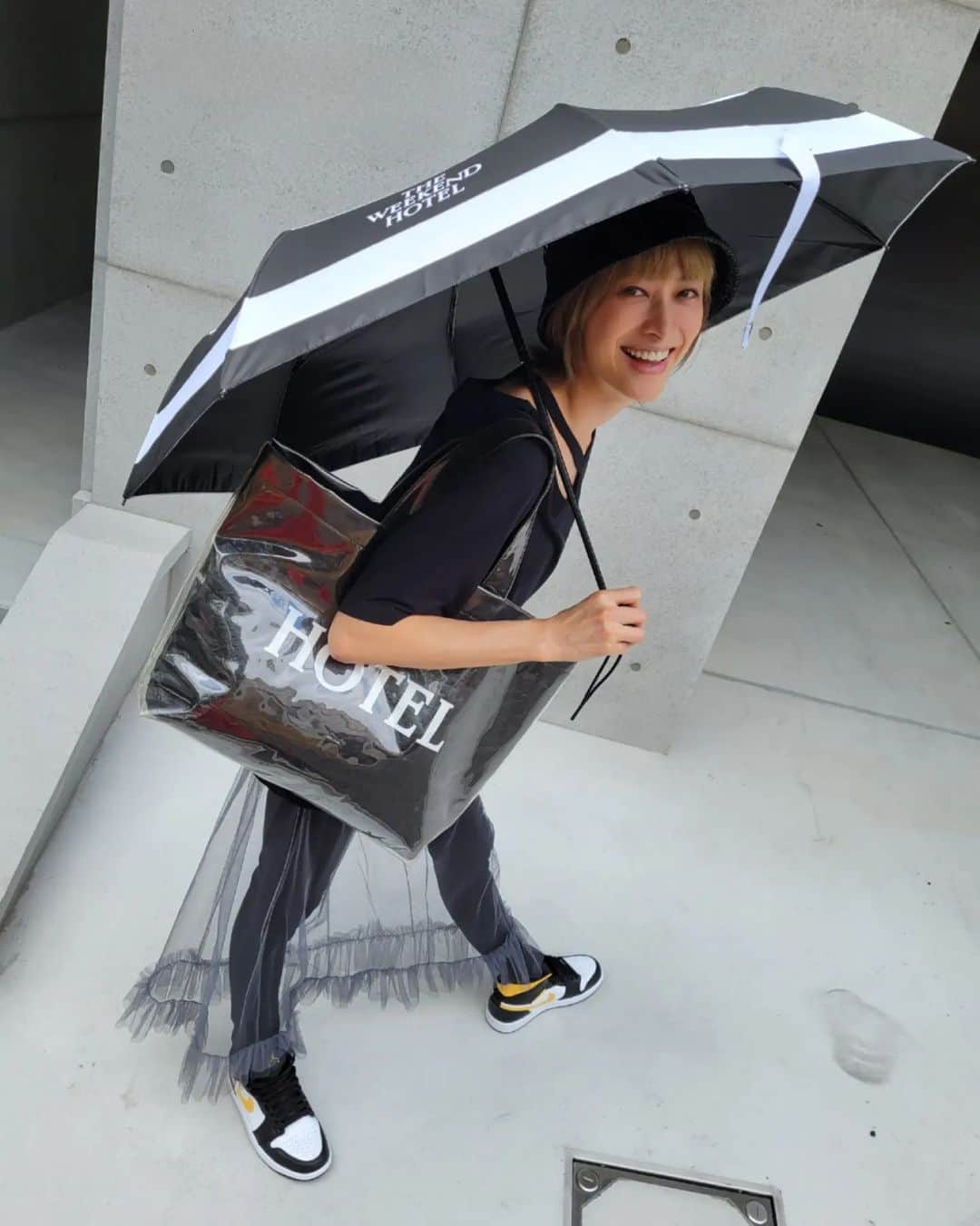 山田優さんのインスタグラム写真 - (山田優Instagram)「暑すぎやしませんか？  (,,・д・)。。。  なので日傘デビューでした。 日傘が重要なのでした。  #日傘 #熱中症対策  お外に出る際は 水分補給はしっかりと。 熱中症には気を付けて下さいね！  #ゆうのしふく  #outfit   #umbrella #bag  #sunglassescase  @the_weekend_hotel   #tshirts @maisonmargiela  #snikers @nike   #hat @prada  #sunglasses @nochinooptical」8月1日 15時53分 - yu_yamada_