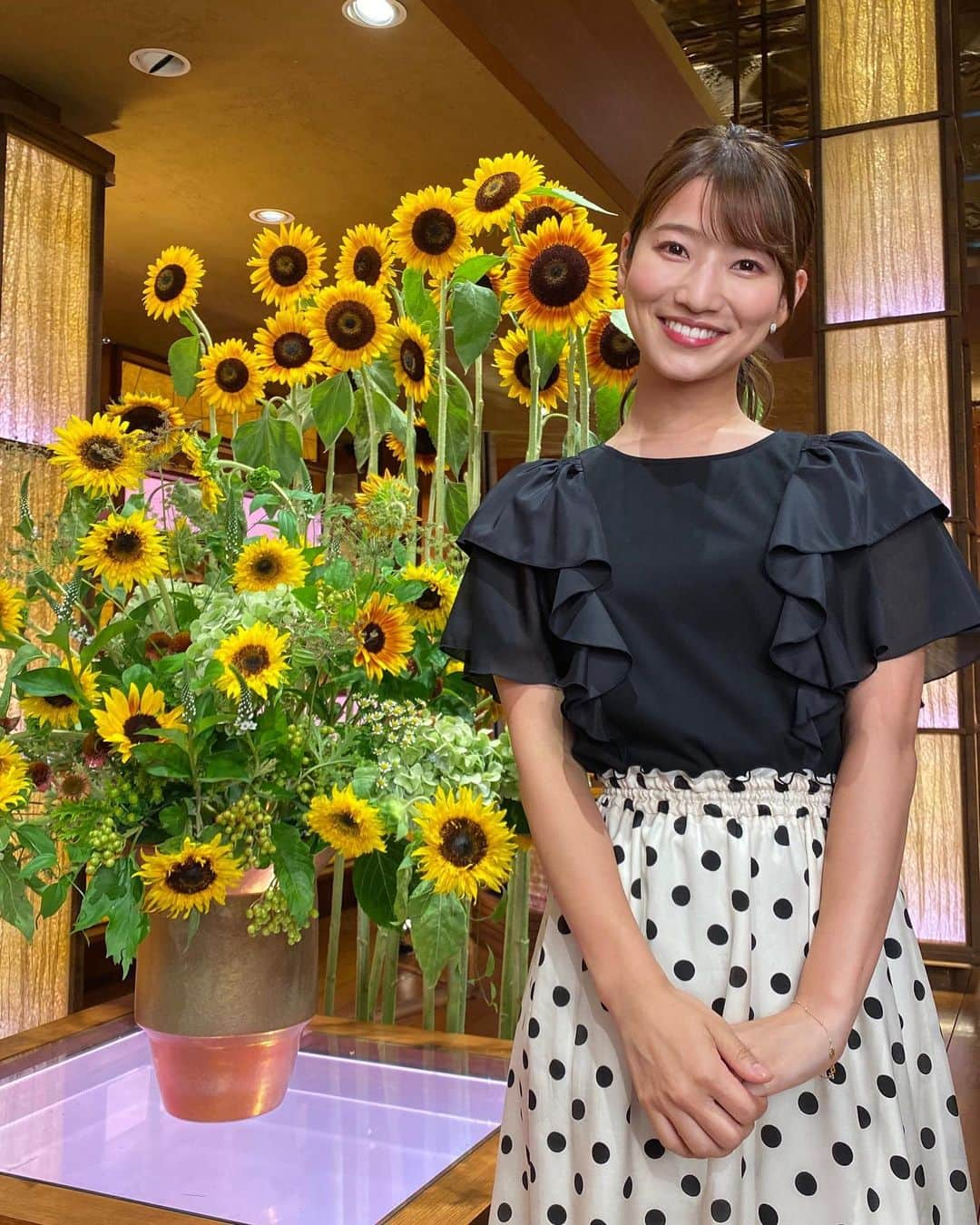 安藤萌々さんのインスタグラム写真 - (安藤萌々Instagram)「今週もよろしくお願いします🌻   1-2 上下　TIARA 靴　DIANA ビアス　Jouete  3-4 上下　TO BE. CHIC ピアス　Jouete  5-6 上下　ESTNATION 靴　DIANA  7-8 ワンピース　COCO DEAL 靴　DIANA  先週はスタジオに立派な向日葵が！ パッと心が明るくなりました。」8月1日 16時23分 - momo_ando_ex