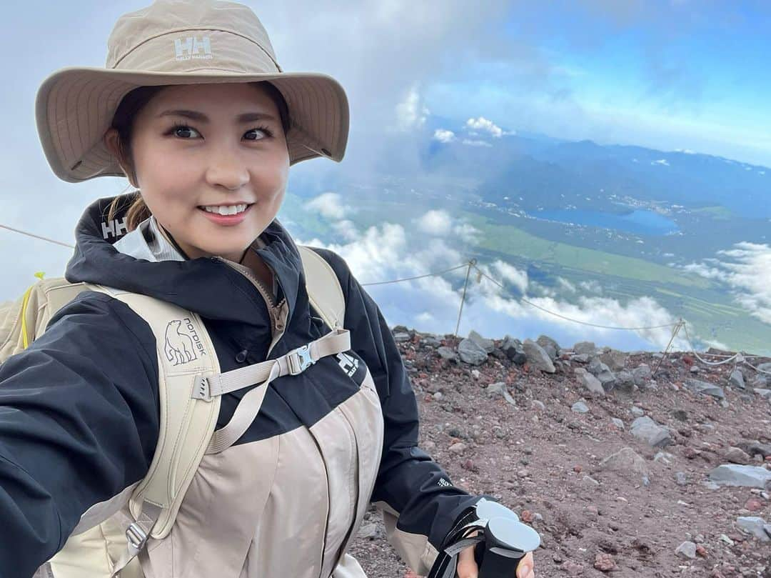 まいまいさんのインスタグラム写真 - (まいまいInstagram)「はじめての富士山登頂🗻☀️ 人生で登山なんてしたことないのに いきなり日本一に挑んでしまい、 高山病にもなって想像以上に本当に本当にキツかった😭 けどそれ以上に感動と達成感がすごかった。  富士山登頂に誘ってくれて 初心者の私にペースを合わせて 一緒に登ってくれた友達に感謝です🙇 🫶🏻 @nori247 🫶🏻  語り出したらキリがないから、 富士山登頂記録のYouTube配信するので また配信のお知らせしますね☺️✨  天気にも恵まれたし、 たっくさん富士山の魅力が伝えられると思う☺️💕 この投稿にも少し動画載せてるから見てみてね♪ 体調悪すぎて元気だったり元気無かったり、 テンションがメンヘラでした🤭笑 . #まいごるふ#ゴルフ#女子ゴルフ#ゴルフ女子#登山#登山コーデ#登山女子#登山初心者#富士山#富士山登山#富士山頂#御来光#🗻#maigolf#golf#mtfuji#japan#fujirock」8月1日 16時28分 - ___maigolf___