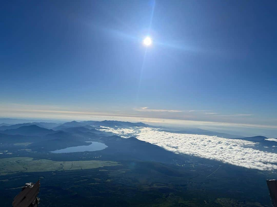 まいまいさんのインスタグラム写真 - (まいまいInstagram)「はじめての富士山登頂🗻☀️ 人生で登山なんてしたことないのに いきなり日本一に挑んでしまい、 高山病にもなって想像以上に本当に本当にキツかった😭 けどそれ以上に感動と達成感がすごかった。  富士山登頂に誘ってくれて 初心者の私にペースを合わせて 一緒に登ってくれた友達に感謝です🙇 🫶🏻 @nori247 🫶🏻  語り出したらキリがないから、 富士山登頂記録のYouTube配信するので また配信のお知らせしますね☺️✨  天気にも恵まれたし、 たっくさん富士山の魅力が伝えられると思う☺️💕 この投稿にも少し動画載せてるから見てみてね♪ 体調悪すぎて元気だったり元気無かったり、 テンションがメンヘラでした🤭笑 . #まいごるふ#ゴルフ#女子ゴルフ#ゴルフ女子#登山#登山コーデ#登山女子#登山初心者#富士山#富士山登山#富士山頂#御来光#🗻#maigolf#golf#mtfuji#japan#fujirock」8月1日 16時28分 - ___maigolf___