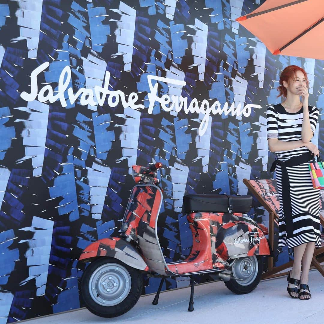 楓さんのインスタグラム写真 - (楓Instagram)「"Salvatore Ferragamo RIVIERA ZUSHI MARINA POP UP STORE"  海が見えるカラフルな店内で 楽しいひと時を過ごしました🌴  先行販売アイテムや ガチャガチャなどもあったり、 InstagramやTwitterを フォローやポストすると 素敵なプレゼントも貰えちゃうみたいです:)✨✨  皆さんも遊びに行ってみてくださいね🌈  #フェラガモ逗子 #FerragamoZushi #フェラガモ  @ferragamo」8月1日 17時37分 - kaede_