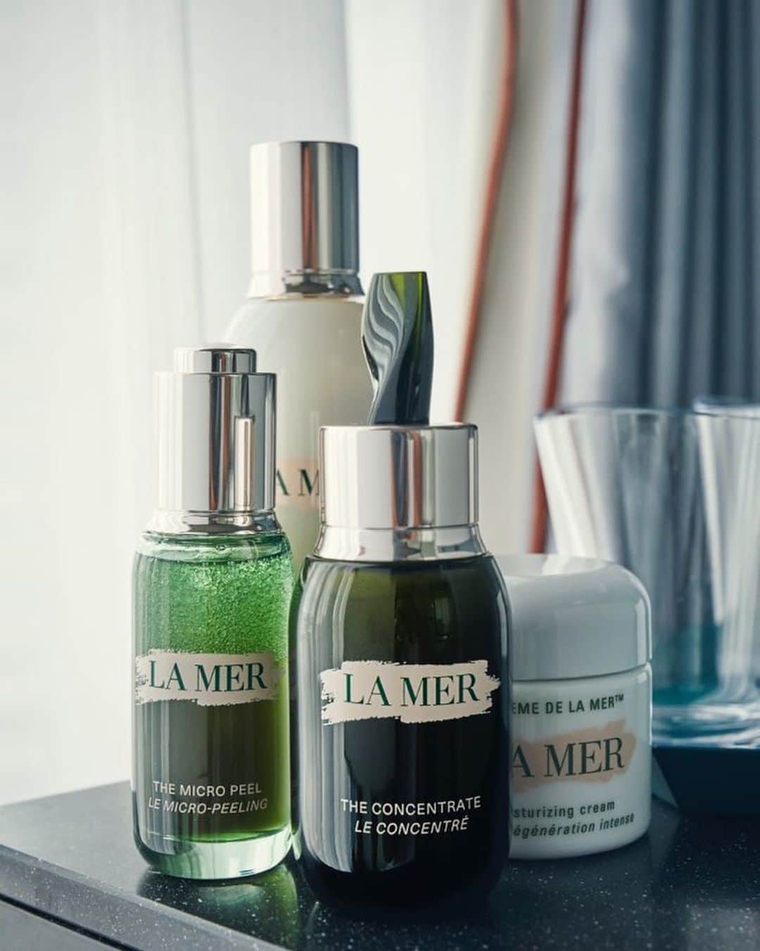 UTAさんのインスタグラム写真 - (UTAInstagram)「soothe the skin, from within  Even on a busy day, stay comfortable with La Mer all day  #修復胖胖瓶 #雙層新肌瓶  #光能煥膚美容雙星 #我的肌膚救星 #LoveLaMer   @lamertaiwan」8月1日 18時07分 - utauuu