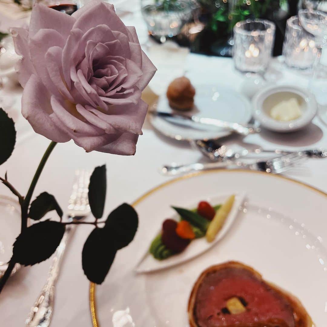 佐野友妃子さんのインスタグラム写真 - (佐野友妃子Instagram)「昨日はだいすきなくみさんの 結婚式でした👰🏼‍♀️💐🤍 @kumikofunayama   くみさんのウェディングドレス姿🥹ほんっっっとーに息を呑む美しさでどの角度からのくみさんも最高に美しかった。🥲💓  .  3枚目のバラはひとりひとりがくみさんマシュさんに手渡しして そのバラをブーケにしてプロポーズ💐  223本のブルーのバラの花束は とっても美しかったし、 なによりロマンチックすぎた🥹✨  愛に溢れた素敵な時間でした🕊🤍  くみさんは本当にいつまでも 永遠にわたしの憧れなんです…💎✨  久しぶりにPOPTEENのメンバーにも会えて同窓会のようで楽しかった🤍🤍🤍」8月1日 18時26分 - yukikosano1111