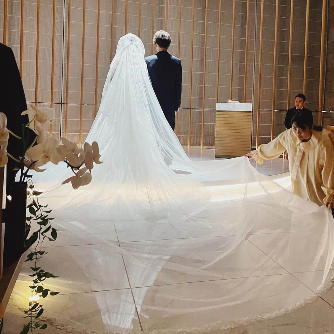 佐野友妃子さんのインスタグラム写真 - (佐野友妃子Instagram)「昨日はだいすきなくみさんの 結婚式でした👰🏼‍♀️💐🤍 @kumikofunayama   くみさんのウェディングドレス姿🥹ほんっっっとーに息を呑む美しさでどの角度からのくみさんも最高に美しかった。🥲💓  .  3枚目のバラはひとりひとりがくみさんマシュさんに手渡しして そのバラをブーケにしてプロポーズ💐  223本のブルーのバラの花束は とっても美しかったし、 なによりロマンチックすぎた🥹✨  愛に溢れた素敵な時間でした🕊🤍  くみさんは本当にいつまでも 永遠にわたしの憧れなんです…💎✨  久しぶりにPOPTEENのメンバーにも会えて同窓会のようで楽しかった🤍🤍🤍」8月1日 18時26分 - yukikosano1111