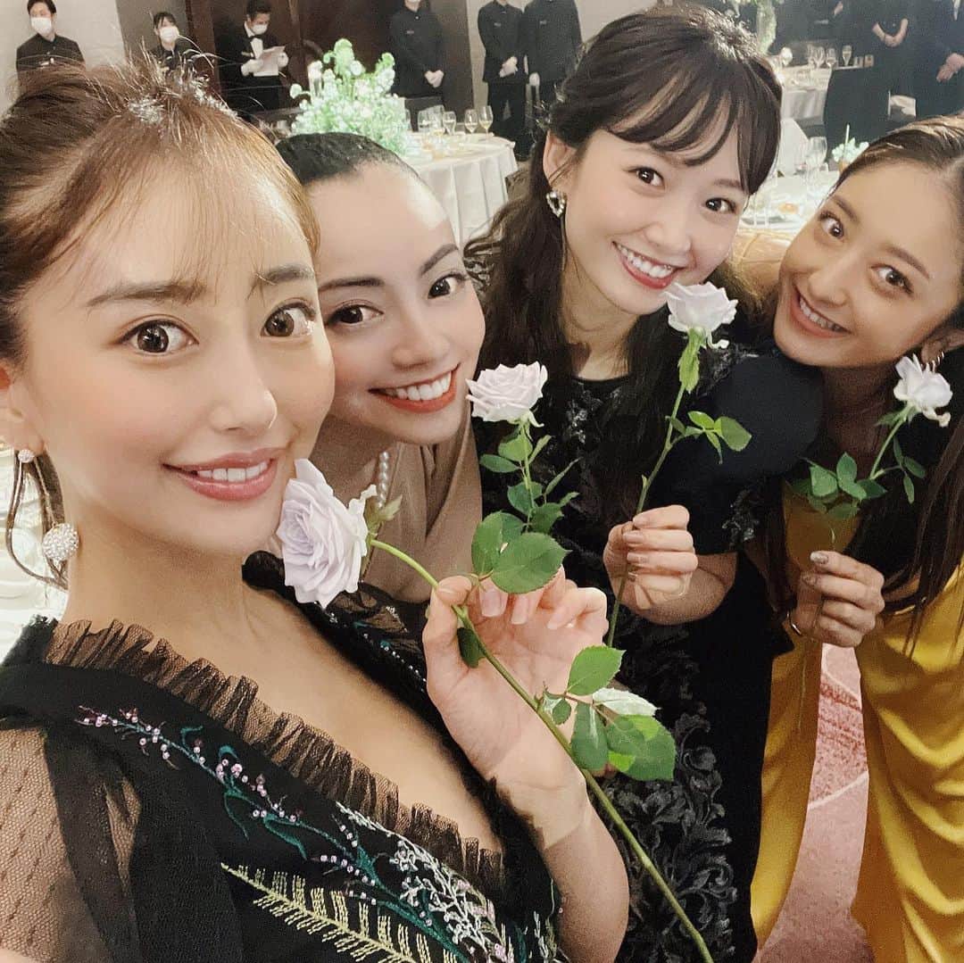 佐野友妃子さんのインスタグラム写真 - (佐野友妃子Instagram)「昨日はだいすきなくみさんの 結婚式でした👰🏼‍♀️💐🤍 @kumikofunayama   くみさんのウェディングドレス姿🥹ほんっっっとーに息を呑む美しさでどの角度からのくみさんも最高に美しかった。🥲💓  .  3枚目のバラはひとりひとりがくみさんマシュさんに手渡しして そのバラをブーケにしてプロポーズ💐  223本のブルーのバラの花束は とっても美しかったし、 なによりロマンチックすぎた🥹✨  愛に溢れた素敵な時間でした🕊🤍  くみさんは本当にいつまでも 永遠にわたしの憧れなんです…💎✨  久しぶりにPOPTEENのメンバーにも会えて同窓会のようで楽しかった🤍🤍🤍」8月1日 18時26分 - yukikosano1111