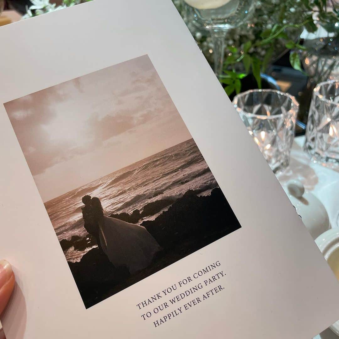 佐野友妃子さんのインスタグラム写真 - (佐野友妃子Instagram)「昨日はだいすきなくみさんの 結婚式でした👰🏼‍♀️💐🤍 @kumikofunayama   くみさんのウェディングドレス姿🥹ほんっっっとーに息を呑む美しさでどの角度からのくみさんも最高に美しかった。🥲💓  .  3枚目のバラはひとりひとりがくみさんマシュさんに手渡しして そのバラをブーケにしてプロポーズ💐  223本のブルーのバラの花束は とっても美しかったし、 なによりロマンチックすぎた🥹✨  愛に溢れた素敵な時間でした🕊🤍  くみさんは本当にいつまでも 永遠にわたしの憧れなんです…💎✨  久しぶりにPOPTEENのメンバーにも会えて同窓会のようで楽しかった🤍🤍🤍」8月1日 18時26分 - yukikosano1111