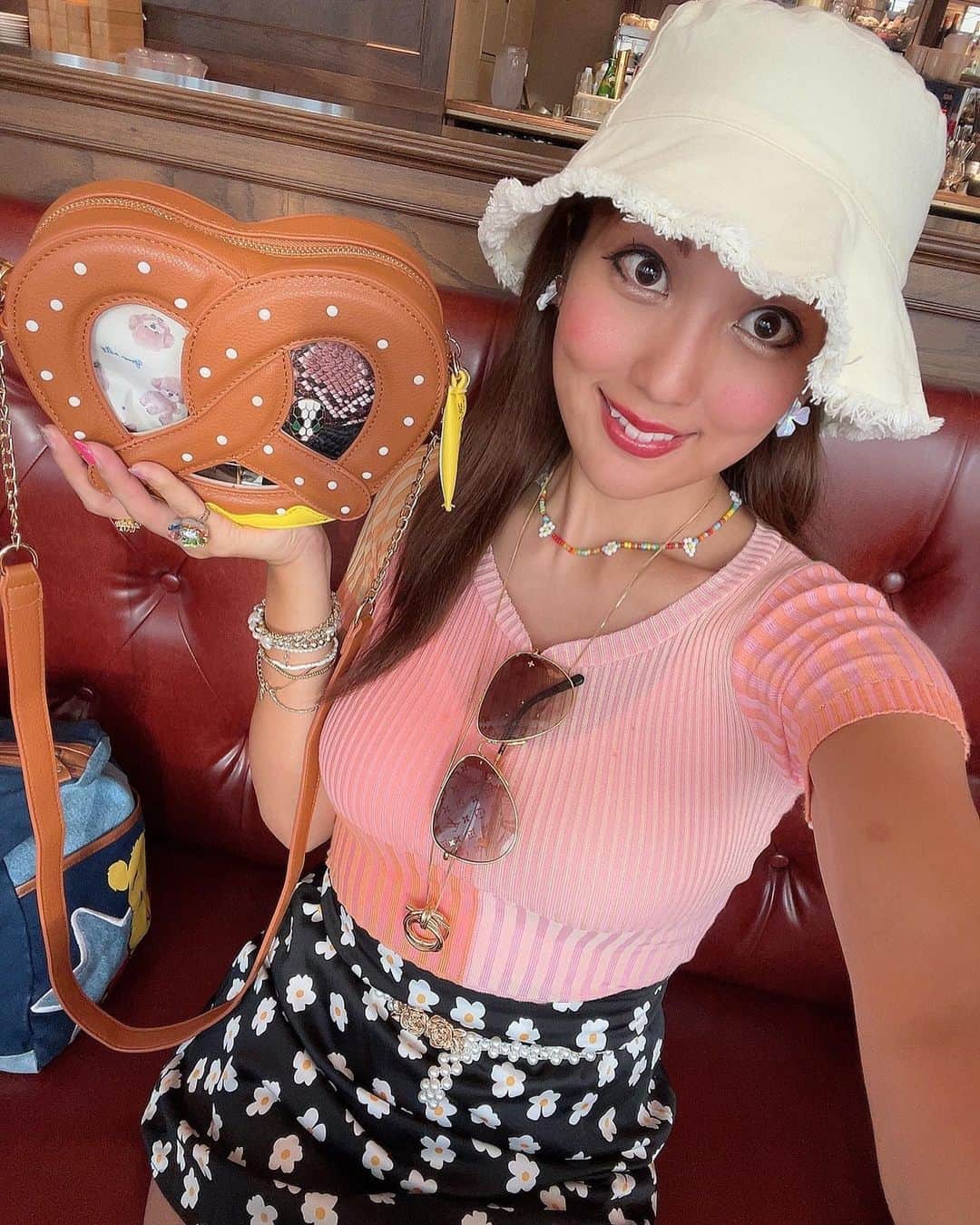神谷麻美さんのインスタグラム写真 - (神谷麻美Instagram)「#Cafe 💖🥨☕️🍰💖🌈💖✨   #プレッツェル かわいい🧡💖🥨💖🧡✨」8月1日 18時28分 - asamice428