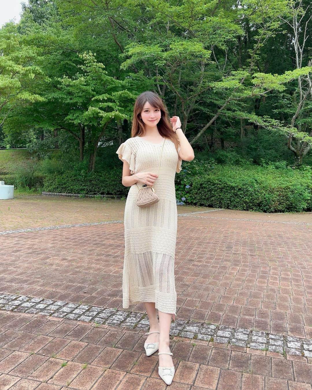 MAYUさんのインスタグラム写真 - (MAYUInstagram)「. こんばんは🤍 . この前のゴルフ帰りにちょっとお散歩🕊🌿 茨城県まで行ったんだ〜⛳️ . @annleya_official のニットワンピを着てみたよ🤍 着心地良いし、肩のひらひらがかわいいの〜✨ どうかな？？🥺 . . #ゴルフ女子#ゴルフ好き#ワンピース#ニットワンピース#ファッション#fashion#fashionstyle#fashionista#ootd#knit#dress#miumiu#herlipto#annleya#golf#golflife#golfaddict#japanesegirl」8月1日 18時50分 - mayu.kina_golf