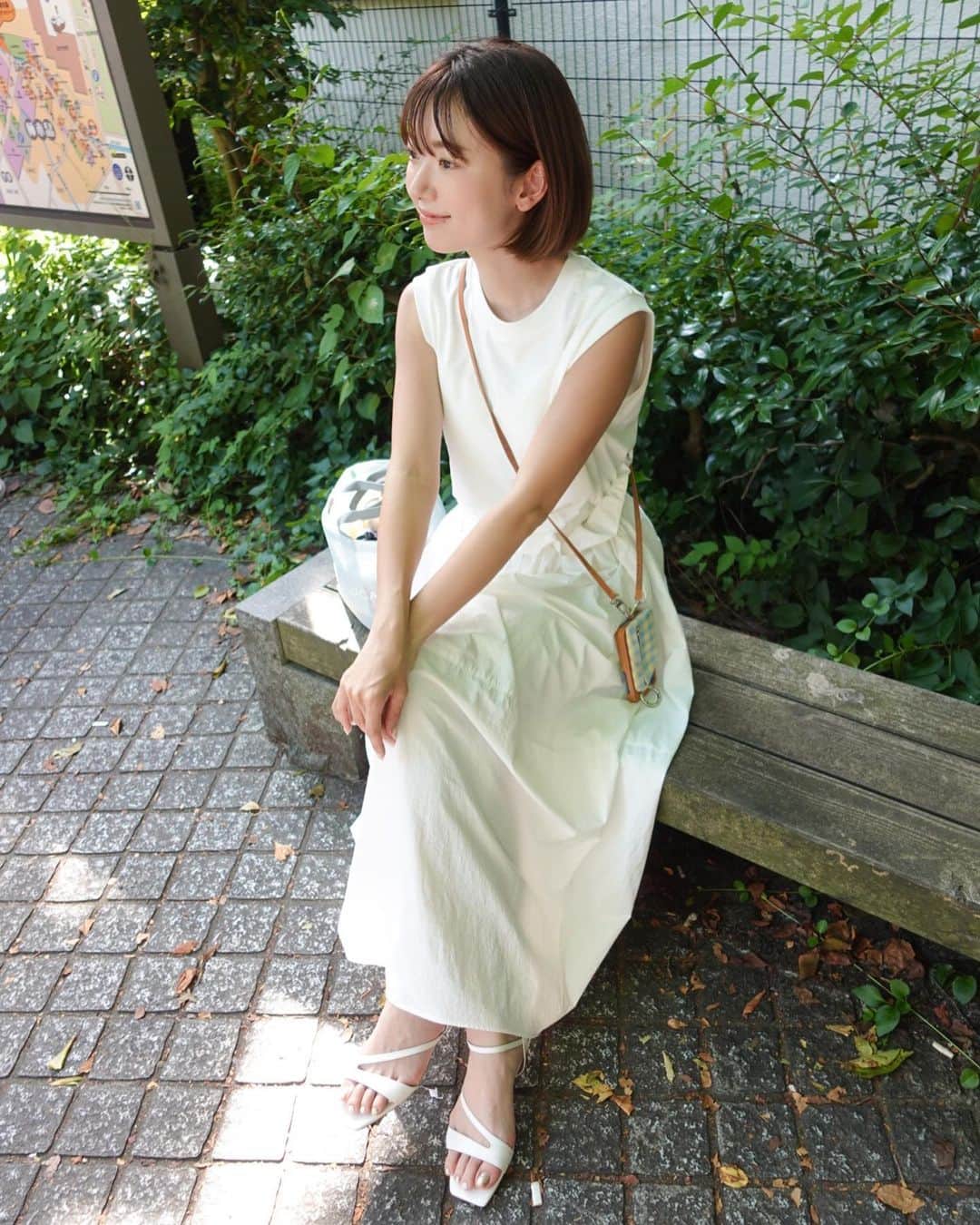 的場絢香さんのインスタグラム写真 - (的場絢香Instagram)「// 8月 // ⁡ おNewのワンピと靴と帽子をおろして るんたった~な8月の始まり🍉♩ ⁡ 今日も溶けるような暑さだった…🫠 熱中症と紫外線対策して 楽しい夏を過ごしましょ♡♡♡  ⁡ dress : @adametrope  shoes : @daniella_and_gemma  bag : @deandeluca_jp  hat : @14plusjp ( ihat0566 )  _ _ _ #マトバ服 ←こちらに私服コーデ載せてます☺︎」8月1日 19時43分 - ayaka_matoba