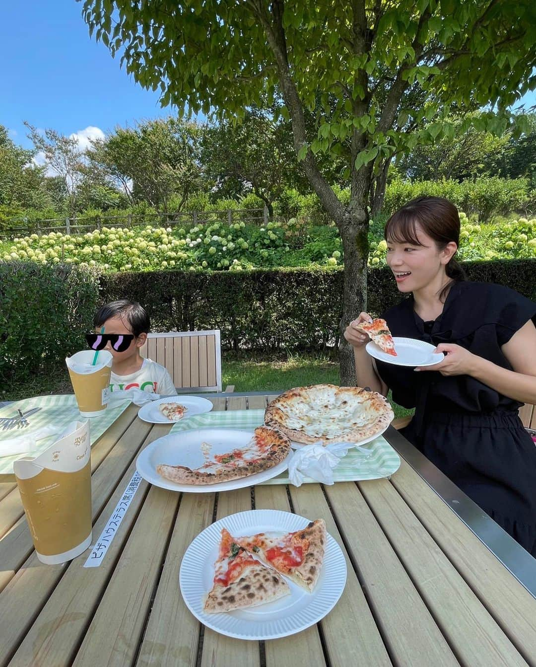 本田朋子さんのインスタグラム写真 - (本田朋子Instagram)「木陰で焼きたてpizza🍕  #群馬 #猛暑お見舞い申し上げます  #本田朋子のweekly献立」8月1日 19時46分 - tomoko_honda_official_phonics