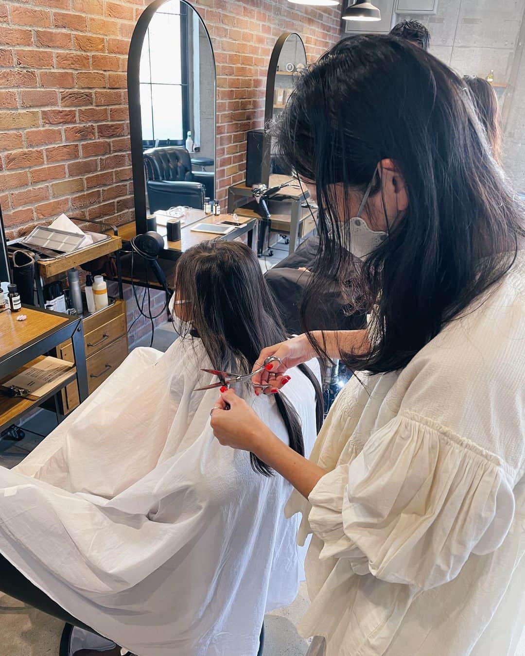 原田沙奈子さんのインスタグラム写真 - (原田沙奈子Instagram)「ちょい前になっちゃったけど。 アマネは髪の毛を切って久しぶりのおかっぱちゃん。 お尻の下まで伸びた髪の毛はドネーションするんだーって張り切っていて。 （前回は4歳で15センチちょいだったから医療用ではないドネーションへ）  いざ、サロンできーくんに切ってもらう直前でショートカットからおかっぱに変更。 （なんでも「ママと同じくらいの長さを一緒に楽しみたい！」とのこと←可愛い奴め）  医療用ドネーションに必要な長さは最低31センチ。（30センチってところもあるみたい） 測ったら25センチくらいだったから、今回も15センチから受付ている会社（前回の時と同じ会社）に送ろうと思い。  ルンルンで髪の毛持って帰りいざHP見ると、受付終了って文字が…  アマネはずっと自分の髪の毛が、自分と同じ子供たちの役に立てる事を願っていたんだけど。 完全に私のミス😭  アマネのおかっぱの希望も叶えてあげたかったし、アマネが自分の髪をドネーションしたい希望も叶えてあげたかったし。  伸ばした髪の毛、ただ切っただけになっちゃってゴメン…とアマネに伝えたら。 「髪型を楽しんで伸びたらまたドネーションする🤍」って言ってて。  そうだったわ。 いつの間にか勝手に思い込んでたわ。 目標掲げて達成するのも良いけど、自分の好きな髪型にして楽しむ事も大切。  またいつか髪が伸びて、その時にドネーションができる長さだったら🫶やろう  そんな私に友人が教えてくれたので。 日本伝統工芸である漆刷毛（うるしはけ）の資材としてアップサイクルされるプロジェクトに今回はお送りしようと思います。  #ヘアカット#6歳」8月1日 19時54分 - sanakoharada