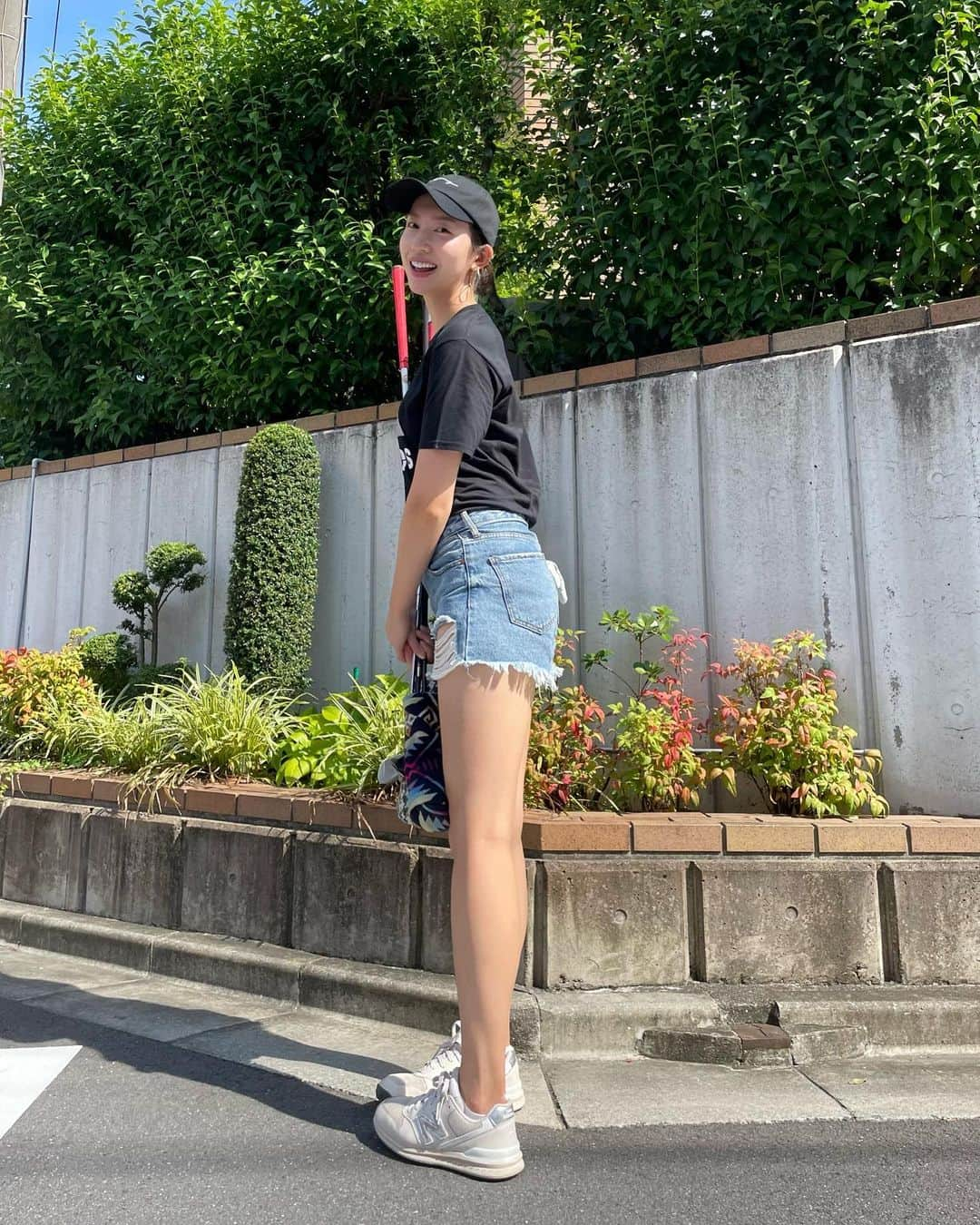 中島亜莉沙さんのインスタグラム写真 - (中島亜莉沙Instagram)「真夏のうちっぱコーデ😎🖤  私服でも履けそうなくらい シンプル可愛いシューズは @newbalancegolf_japan だよ‼︎ ゴルフシューズに見えないよね☺️  4枚目が証明です👟  最近ほんっと暑いから 熱中症に気を付けようね🥹🍹  #後ろポケットから出てるグローブがホラーっぽく見えた人と繋がりたい  #newbalance #newbalancegolf  #golf #golfwear #sports #coordinate #ootd #outfit #ootd #家族ゴルフ #ニューバランス #ニューバランスゴルフ #ゴルフ #ゴルフ女子 #スポーツ女子 #ゴルフウェア #スポーツウェア #打ちっぱなし #ゴルフ練習 #골프　#골프여자　#尔夫球 #高尔夫」8月1日 20時25分 - arisan_days