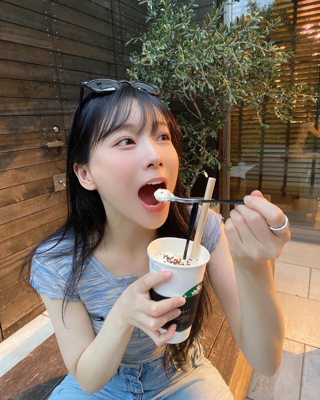 重盛さと美さんのインスタグラム写真 - (重盛さと美Instagram)「スタバ行ったら普通のスタバじゃなかったよ🐘💛（笑） NIKEのゾウさんスニーカー🐘 お気に入り🐘🐘🤍」8月1日 21時01分 - satomi_shigemori