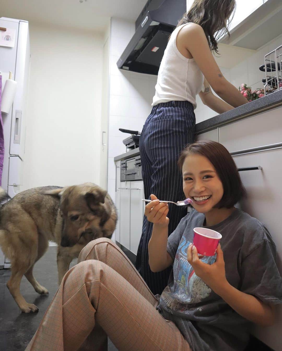 田辺莉咲子さんのインスタグラム写真 - (田辺莉咲子Instagram)「お姉様にくっつき虫の私とわんこ🐕♡  美味しいご飯作ってくれたのでお料理中は手伝わずにキッチンに座ってアイスをたべる🍨笑 きぃちゃんありがとうございます🫶🏻」8月1日 21時12分 - risako_tanabe