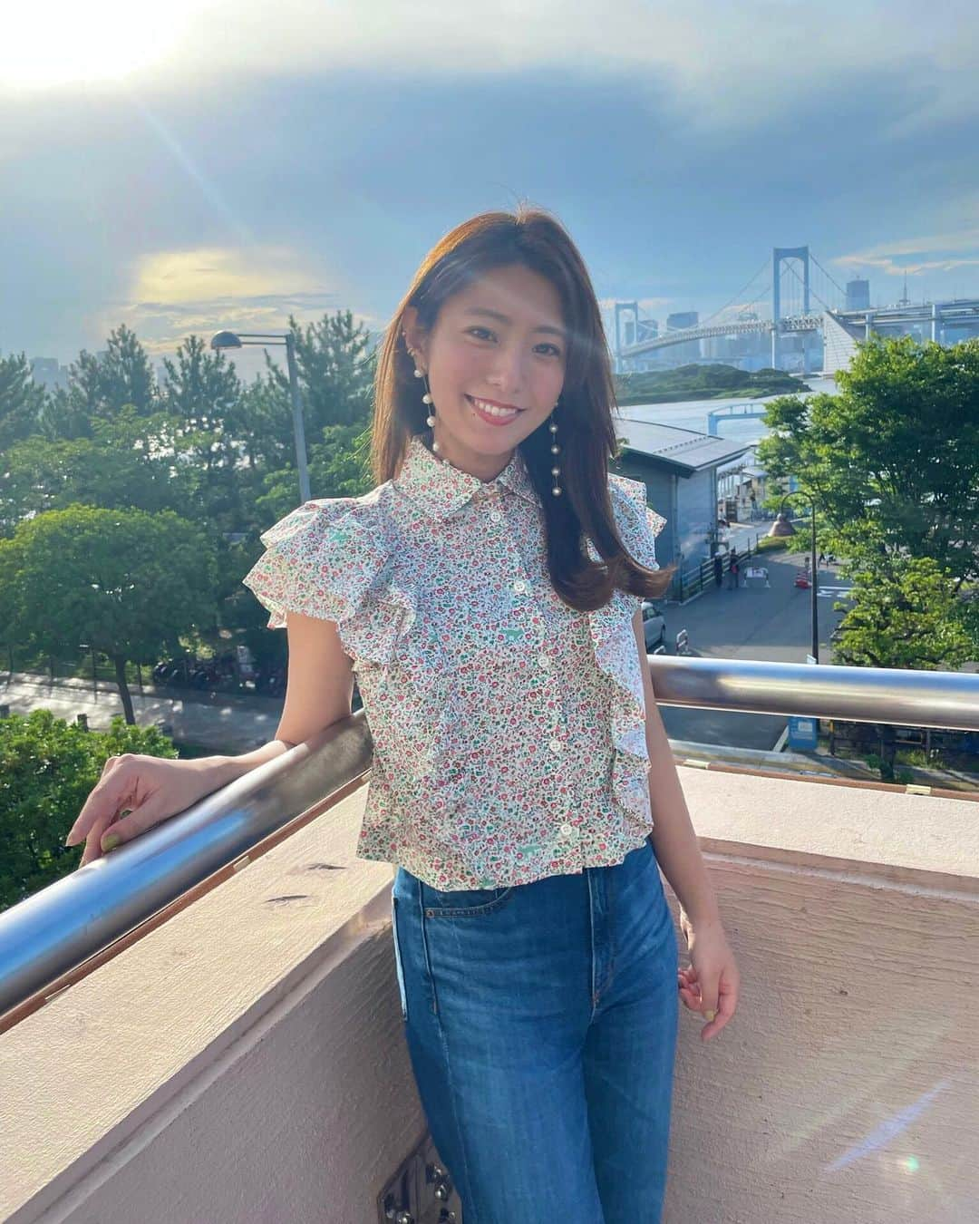 白戸ゆめのさんのインスタグラム写真 - (白戸ゆめのInstagram)「⛅️ . ようやく手にしたブラウスと 久しぶりのお台場と 見慣れたレインボーブリッジ🌈 . 2枚目、自分で橋隠しちゃってた🤣 花柄ブラウスの中の🦊探してみてね🎶 . #逆光 #逆光フォト #お台場 #映画館 #大号泣」8月1日 21時37分 - yumeno.s_