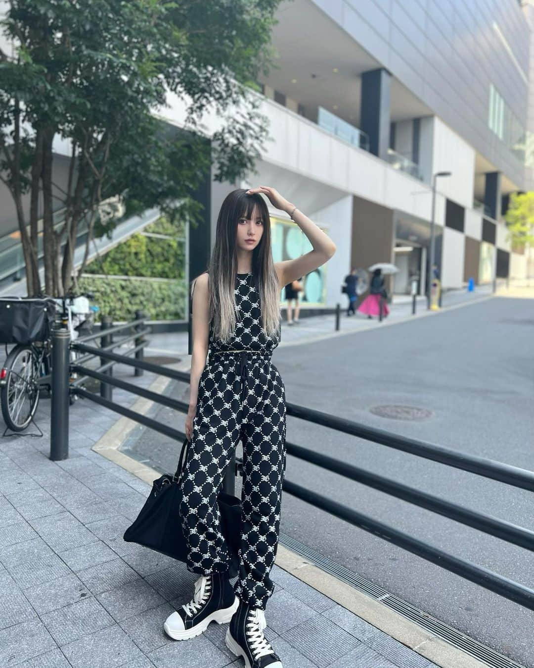 山本望叶さんのインスタグラム写真 - (山本望叶Instagram)「セットアップ大好き！かわいい🥰  #ootd #code #コーデ #夏服 #ブラックコーデ #モノトーンコーデ #セットアップ #egoist #emoda #amail」8月1日 21時39分 - mikana.yamamoto