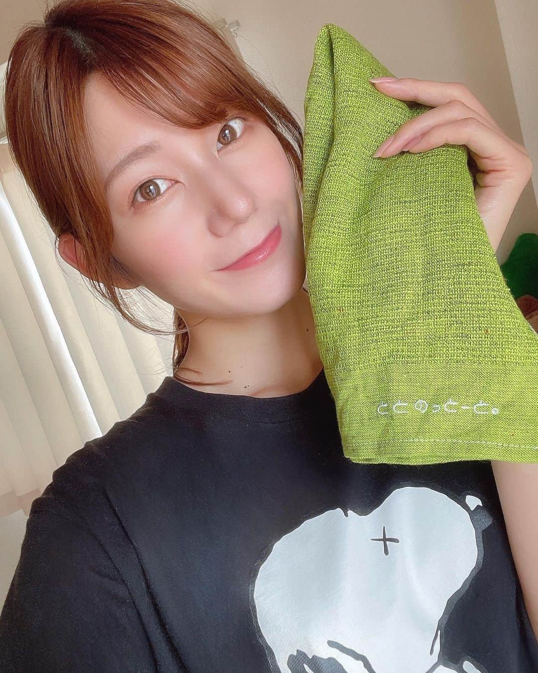 八反美咲さんのインスタグラム写真 - (八反美咲Instagram)「ととのっとーと。 博多弁が可愛いサウナブランド♨️💕 ステッカーとタオル\( ˆ ˆ )/✨  岩盤浴や温泉は好きで よく行ってたけど サウナはまだ初心者なので 水風呂が苦手😵💦 気合で入る💪  でも汗かくの気持ちい〜😊 整いたい❣️  #ととのとっーと #博多弁 #整う #サウナ #サウナ女子 #サ活 #ミス週刊実話」8月1日 21時45分 - misaki_hattan