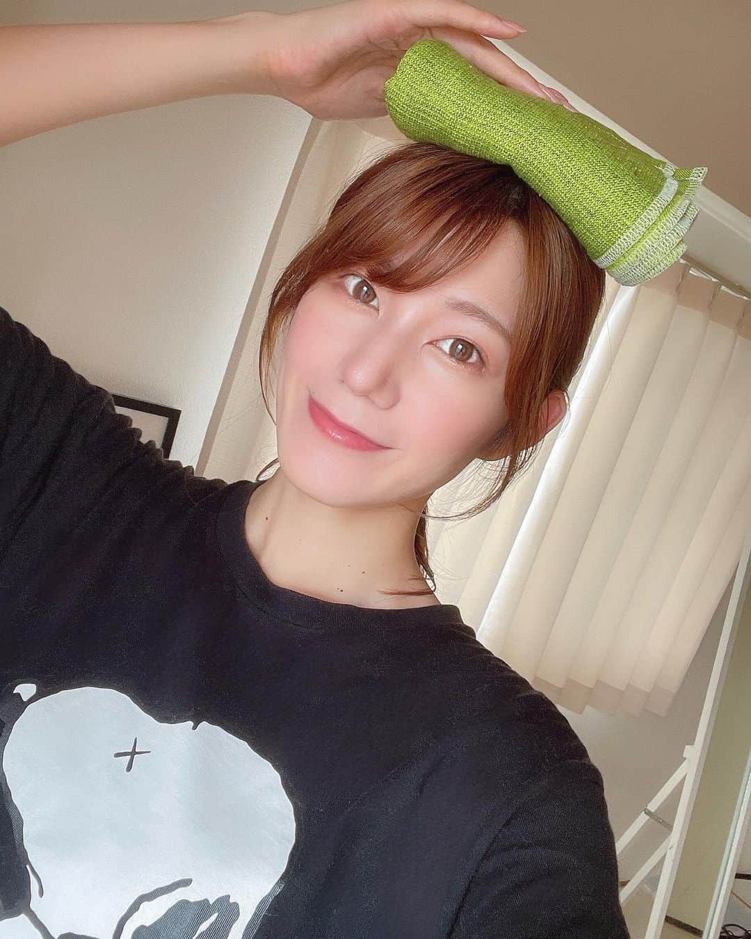 八反美咲さんのインスタグラム写真 - (八反美咲Instagram)「ととのっとーと。 博多弁が可愛いサウナブランド♨️💕 ステッカーとタオル\( ˆ ˆ )/✨  岩盤浴や温泉は好きで よく行ってたけど サウナはまだ初心者なので 水風呂が苦手😵💦 気合で入る💪  でも汗かくの気持ちい〜😊 整いたい❣️  #ととのとっーと #博多弁 #整う #サウナ #サウナ女子 #サ活 #ミス週刊実話」8月1日 21時45分 - misaki_hattan