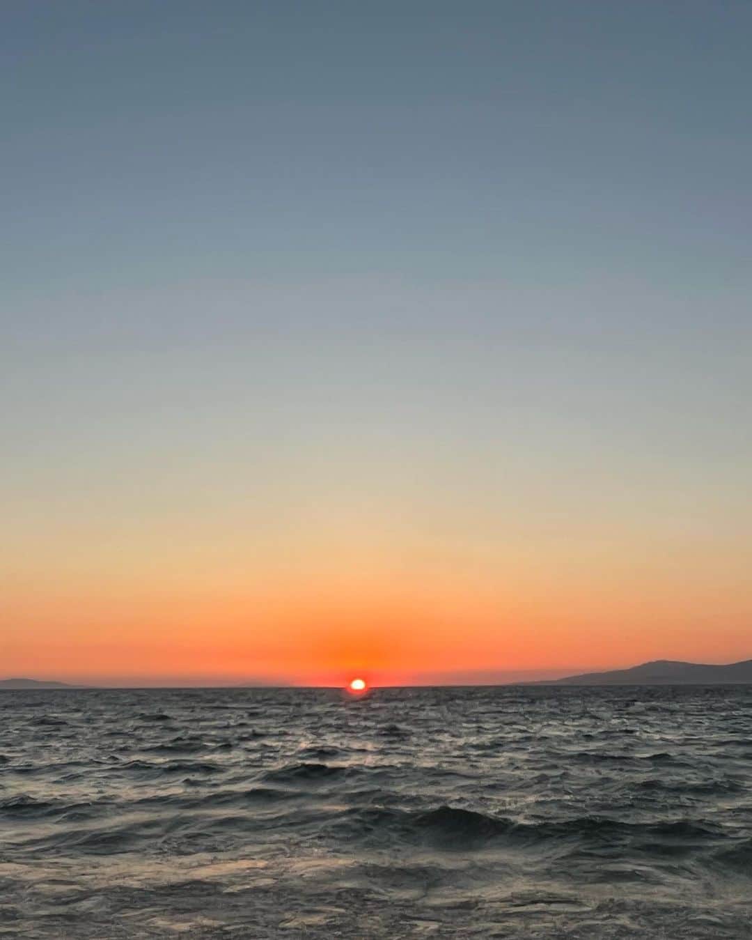 田中里奈さんのインスタグラム写真 - (田中里奈Instagram)「2年半ぶりの海外、いつメンの皆様と行ったヨーロッパ旅行。 写真も思い出も多すぎて、もはや何から投稿していいのやら…！  そういえば、かなり久々にスマホの待ち受けを変えました。 新しい待ち受けは、ミコノス島で最終日に見た夕陽。（写真4枚目） ミコノスにいた3日間のうち、2日はこのリトルベニスと呼ばれる場所で夕陽を見ました。 太陽が沈んだ時に自然に湧き上がる歓声。  美しすぎて、心が震えて、思わず涙が出た🥲 こういう美しいものを見てると、言葉にならない温かい気持ちが込み上げてくる。 けど、その気持ちが私にとってすごく大事で、そんな気持ちをいつでも思い出せるようにって待ち受けにしてみたよ。  世の中的に価値があるようなものじゃなくていい。 こういう自分だけの宝物を日々集めてるんだ〜〜 そんな思いで私の毎日が、たぶん人生までもが構成されてます👐 誰かのいいねよりも、自分のいいなを大切に🧡  #たなか旅メモ #ギリシャ #ミコノス島 #mykonos」8月2日 0時01分 - tanakaofficial