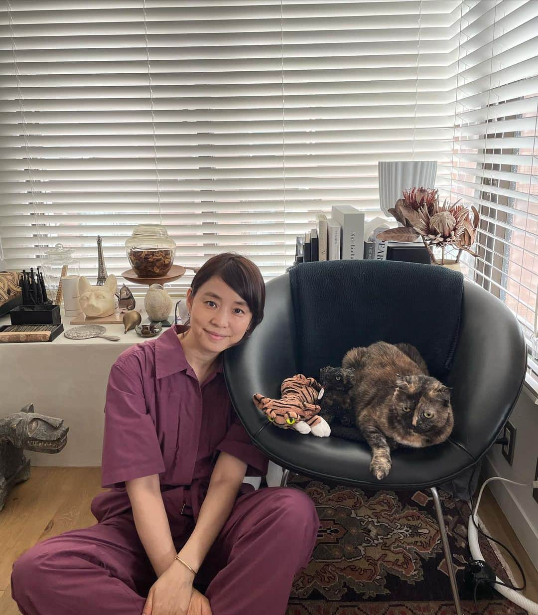 石田ゆり子さんのインスタグラム写真 - (石田ゆり子Instagram)「いつかの写真。 ブチコは気高い女の子🐈‍⬛なので、わたしがいつもベタベタ触るのが嫌みたい👀😭 ごめんねブチコ。可愛いねブチコ。 話は変わって、わたしの不定期ラジオ「j-wave Lily’s tone 」は 昨日の夜中、7回目のオンエアでした。ゲストはJUJUさん👏🏻👀JUJUさん、素敵なかたでした。ユーモアと知性と優しさ。そしてオトコマエ。 わたしは、決して話は上手くないけど、インタビューするのはすきです。人の話を聞くのがすきだなぁ、ラジオの収録をしてていつも思います。 radikoで是非聴いてください😊👏🏻 #jwave」8月2日 0時25分 - yuriyuri1003