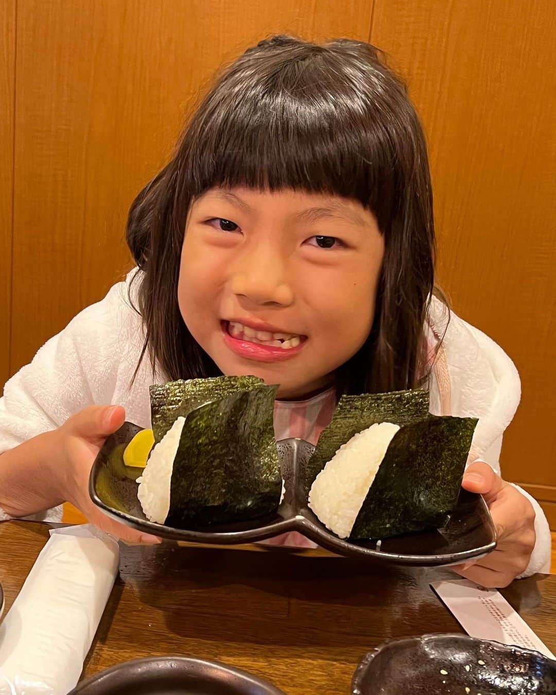 甘糟記子さんのインスタグラム写真 - (甘糟記子Instagram)「石垣島4日目の夕飯はやまもと！！  　おそらく石垣島で1番人気の焼肉店。  たっぷりネギと一緒に食べられたり、お肉も美しく美味しいし、コチュジャン系のあかむすびも美味し、塩むすびは美味しすぎて子供達は毎回二つずつ食べちゃう（笑）  今回もだいたい2ヶ月半くらい前には電話したかな？  夏休みは特にほとんどのお店を2か月前には予約しました(o^^o)  そして夕飯の後は、息子殿が食べたがっていた紅芋タルトを買いに。 なんと、生紅芋タルトなるものもあり、息子殿と2人で買ったよ〜！  あとはすごくタイミングよくぬちまーす発見！  マグネシウムの量や、栄養価の面でものすごく注目され、今や全然手に入らないお塩！ たまたま覗いたお店で、今日やっと入荷したのよ！と買うことができました(≧∀≦)  ちょっと前までは東京のデパートで買えていたのに、、、。  でもマネージャーにも頼まれていたので、ミッションコンプリート！  良かった\(//∇//)\  #甘糟旅行石垣島#甘糟旅行#石垣島#やまもと#焼肉やまもと#焼肉#肉好き#紅芋タルト#息子殿姫#息子殿#炭火焼肉やまもと」8月2日 7時34分 - norihey924