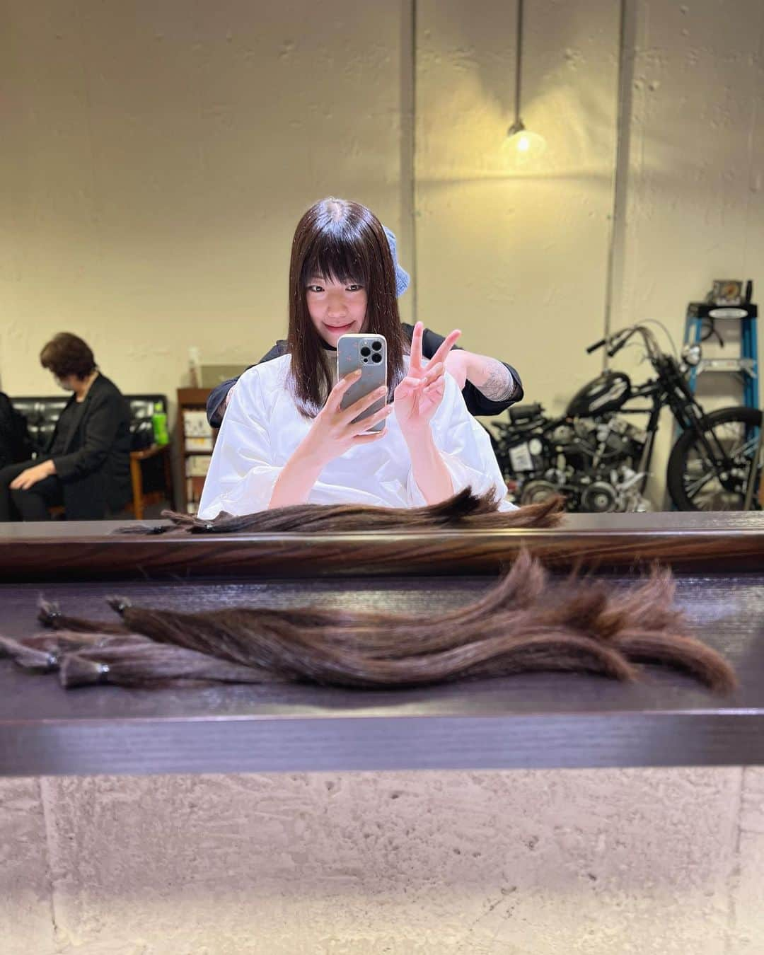 小田飛鳥さんのインスタグラム写真 - (小田飛鳥Instagram)「昨夜のYouTubeで公開されました✂︎ 何と、11年ぶりにバッサリ切りました〜💇🏻‍♀️ ヘアドネーションをする為に31cm!! 共に戦って来た戦友の様な存在なので、切り落とした後もお役に立てたらと思いヘアドネーションしました。 生まれ変わった気分♪ニューあすかも宜しくお願いします👼🏻 #ヘアドネーション #hairdonation #blackhair #haircut #asiangirl #japanesegirl」8月2日 7時50分 - asuka_oda_0320