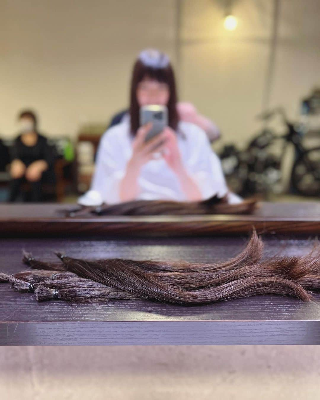 小田飛鳥さんのインスタグラム写真 - (小田飛鳥Instagram)「昨夜のYouTubeで公開されました✂︎ 何と、11年ぶりにバッサリ切りました〜💇🏻‍♀️ ヘアドネーションをする為に31cm!! 共に戦って来た戦友の様な存在なので、切り落とした後もお役に立てたらと思いヘアドネーションしました。 生まれ変わった気分♪ニューあすかも宜しくお願いします👼🏻 #ヘアドネーション #hairdonation #blackhair #haircut #asiangirl #japanesegirl」8月2日 7時50分 - asuka_oda_0320