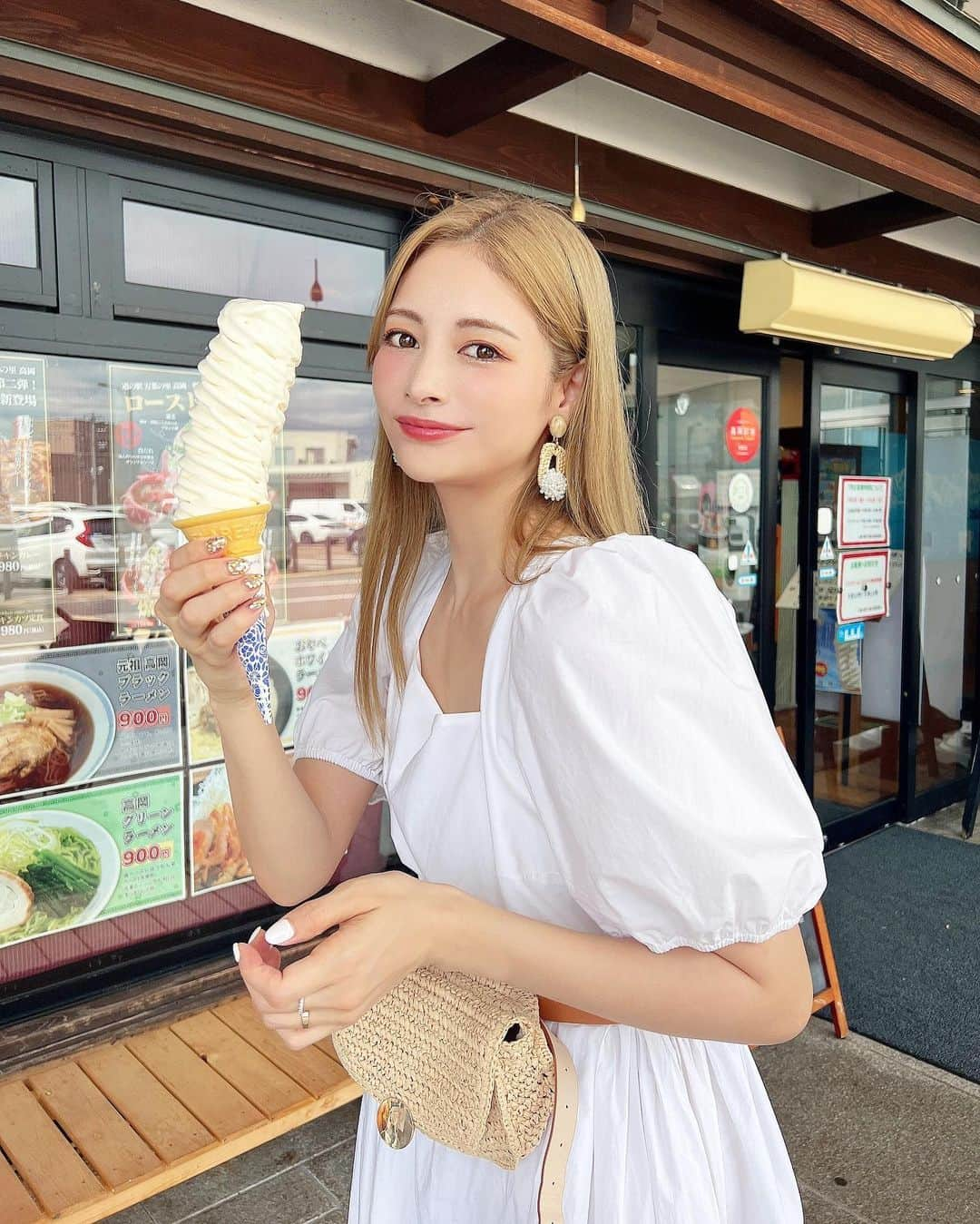 得あゆさんのインスタグラム写真 - (得あゆInstagram)「8月🤍🍦 ドロドロに溶け始めて未来が危なそうな🍦の写真🤳 笑う  初めて食べた10段ソフト🍦美味しすぎた！ @michinoekitakaoka 富山行ったら食べてみて🤍🍦  ・ ・ ・ ・ ・ ・ ・ ・ ・ ・ ・ ・ ・ ・ ・ ・ ・ ・ ・ ・ ・ ・ ・ ・ #高岡#高岡グルメ#高岡ランチ#富山#富山グルメ#富山ランチ#富山観光#ソフトクリーム#ソフトクリーム部#10段ソフト#道の駅#万葉の里#道の駅万葉の里高岡#icecream#toyama#食べ歩き#グルメ#アイスクリーム#8月#かき氷#夏休み#家族旅行#金髪#おやつタイム#インスタ映え#アラサー女子#ママコーデ#ママファッション#ママライフ#子育てママ」8月2日 7時54分 - tokuayu819