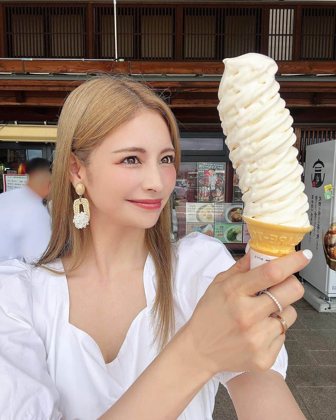 得あゆさんのインスタグラム写真 - (得あゆInstagram)「8月🤍🍦 ドロドロに溶け始めて未来が危なそうな🍦の写真🤳 笑う  初めて食べた10段ソフト🍦美味しすぎた！ @michinoekitakaoka 富山行ったら食べてみて🤍🍦  ・ ・ ・ ・ ・ ・ ・ ・ ・ ・ ・ ・ ・ ・ ・ ・ ・ ・ ・ ・ ・ ・ ・ ・ #高岡#高岡グルメ#高岡ランチ#富山#富山グルメ#富山ランチ#富山観光#ソフトクリーム#ソフトクリーム部#10段ソフト#道の駅#万葉の里#道の駅万葉の里高岡#icecream#toyama#食べ歩き#グルメ#アイスクリーム#8月#かき氷#夏休み#家族旅行#金髪#おやつタイム#インスタ映え#アラサー女子#ママコーデ#ママファッション#ママライフ#子育てママ」8月2日 7時54分 - tokuayu819