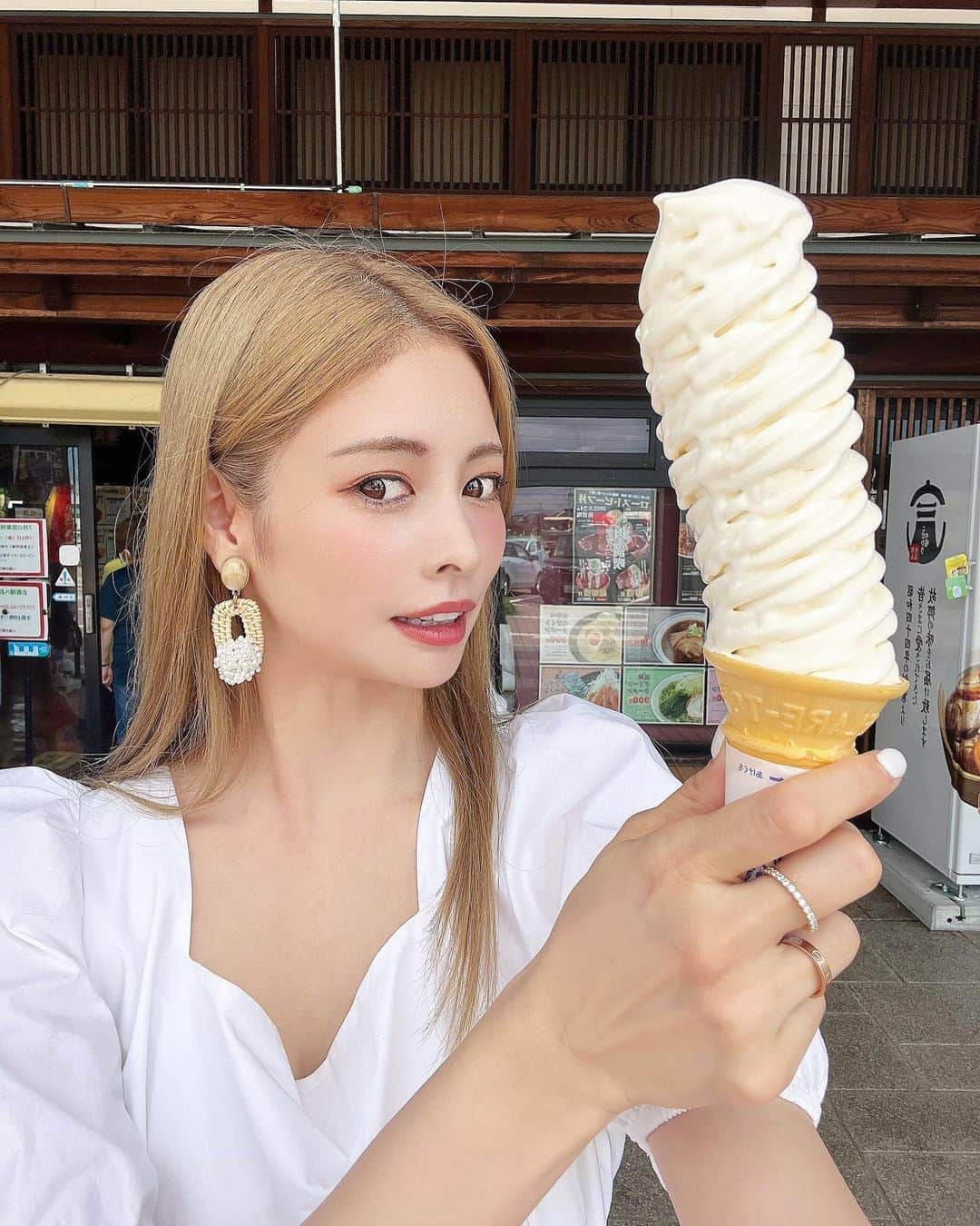 得あゆさんのインスタグラム写真 - (得あゆInstagram)「8月🤍🍦 ドロドロに溶け始めて未来が危なそうな🍦の写真🤳 笑う  初めて食べた10段ソフト🍦美味しすぎた！ @michinoekitakaoka 富山行ったら食べてみて🤍🍦  ・ ・ ・ ・ ・ ・ ・ ・ ・ ・ ・ ・ ・ ・ ・ ・ ・ ・ ・ ・ ・ ・ ・ ・ #高岡#高岡グルメ#高岡ランチ#富山#富山グルメ#富山ランチ#富山観光#ソフトクリーム#ソフトクリーム部#10段ソフト#道の駅#万葉の里#道の駅万葉の里高岡#icecream#toyama#食べ歩き#グルメ#アイスクリーム#8月#かき氷#夏休み#家族旅行#金髪#おやつタイム#インスタ映え#アラサー女子#ママコーデ#ママファッション#ママライフ#子育てママ」8月2日 7時54分 - tokuayu819