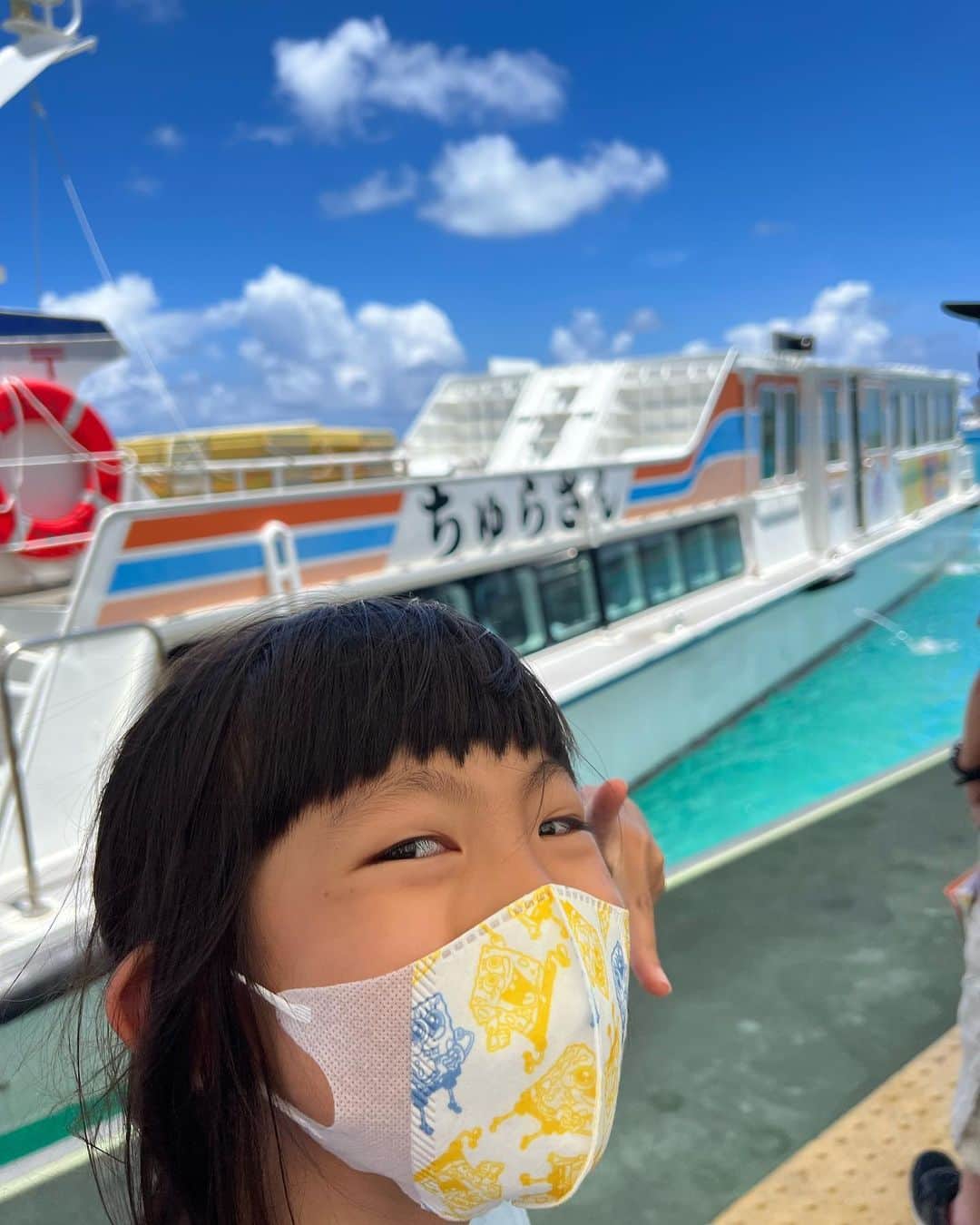 甘糟記子さんのインスタグラム写真 - (甘糟記子Instagram)「石垣島5日目は朝から西表島へ！  ターミナルにあるさがり花で朝ごはん。 ここの焼きそばがめちゃくちゃ美味しい\(//∇//)\  そして7時半の船で50分かけて上原港へ到着。  着いた時は雨がザーと降ってたけど、カヌー乗り場に着く頃には止んでた(≧∀≦)  今回はブルーシーズン　@blueseasoniriomote さんのピナイサーラの滝カヌー&トレッキング半日コースを利用。 お一人7500円。 色々見たけど、悪くないコスパだと思います。 靴も貸してくれるので持参するのはタオルと着替えくらいかな？  カメラは滝壺に落とすと絶対見つけられないよ、と言われたのでガイドのお姉さんの携帯で写真を撮ってもらうことに(o^^o)  何が良かったって、今回のガイドのお姉さんがすごく良かったです！  写真の撮り方や角度も全ていいアングル把握してるし、テキパキ案内してくれて、私たち滝壺一番乗り╰(*´︶`*)╯♡  近くまで行くと、滝に落ちる水の音が聞こえて来て、誰も居ない滝壺をしばらく感動して眺めることができました(๑>◡<๑)  その後はもちろん飛び込んだり、貸切状態を楽しみマイナスイオンも沢山浴びたよ〜(〃ω〃)  滝壺から上がるとガイドさんが温かい飲み物を入れて、ちんすこうとティータイム。 幸せ(o^^o)  途中からものすごくいい天気で、西表島の大自然を堪能できました(o^^o)  西表島は島も美しいけど、海も本当に綺麗！ 見ていると吸い込まれそうで、ずーっと見ていたい(〃ω〃)  また次回も新たな発見しに来たいです☆*:.｡. o(≧▽≦)o .｡.:*☆  #甘糟旅行石垣島#甘糟旅行#石垣島#西表島#ピナイサーラの滝#楽しかった#カヌー#大自然#パワースポット#マイナスイオン」8月2日 8時06分 - norihey924