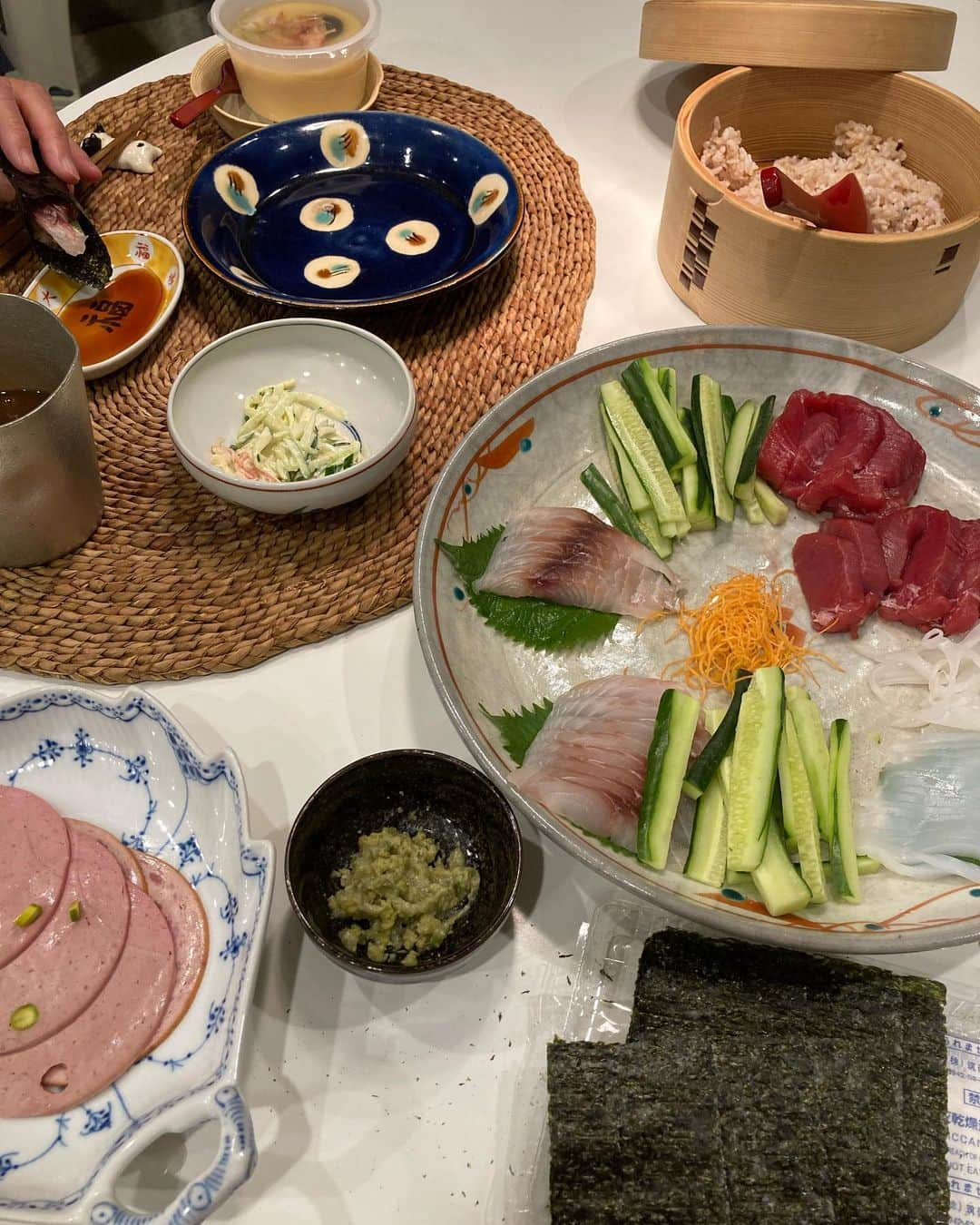 安藤優子さんのインスタグラム写真 - (安藤優子Instagram)「リンの朝活‼️ と、 ダンナ飯。  お早うございます‼️  今朝も5時過ぎでも無風のサウナ状態。  でもまだ道路も熱っていないので、給水しながら朝活（笑）  いつもボトル2本分のお水を持参するのですが、私が少し横取りしたので（笑）、途中でお水買いました。  ついでにリンは本格腹ばい休憩。  いやー本日も容赦ない酷暑の予報、みなさん大丈夫ですか？  ホントこれ半端ない暑さです。  昨日は、歯科から眼科のホッピングで、帰宅が遅くなり、ダンナ飯。  手巻き寿司でした。  深く感謝。  さっ本日もこの猛暑と折り合いつけながら、ヤルコト少しずつ片付けます。  みなさまも、無理のないよう出来るだけ快適に、心だけでも涼やかな一日になりますように‼️  本日もよろしくお願い致します。  昨日のトップスとスカート、サンダル情報は後ほど確認してアップしますね。  ファイテン‼️  #リンの朝活  #フレンチブルドッグ  #安藤優子」8月2日 8時09分 - yukoando0203