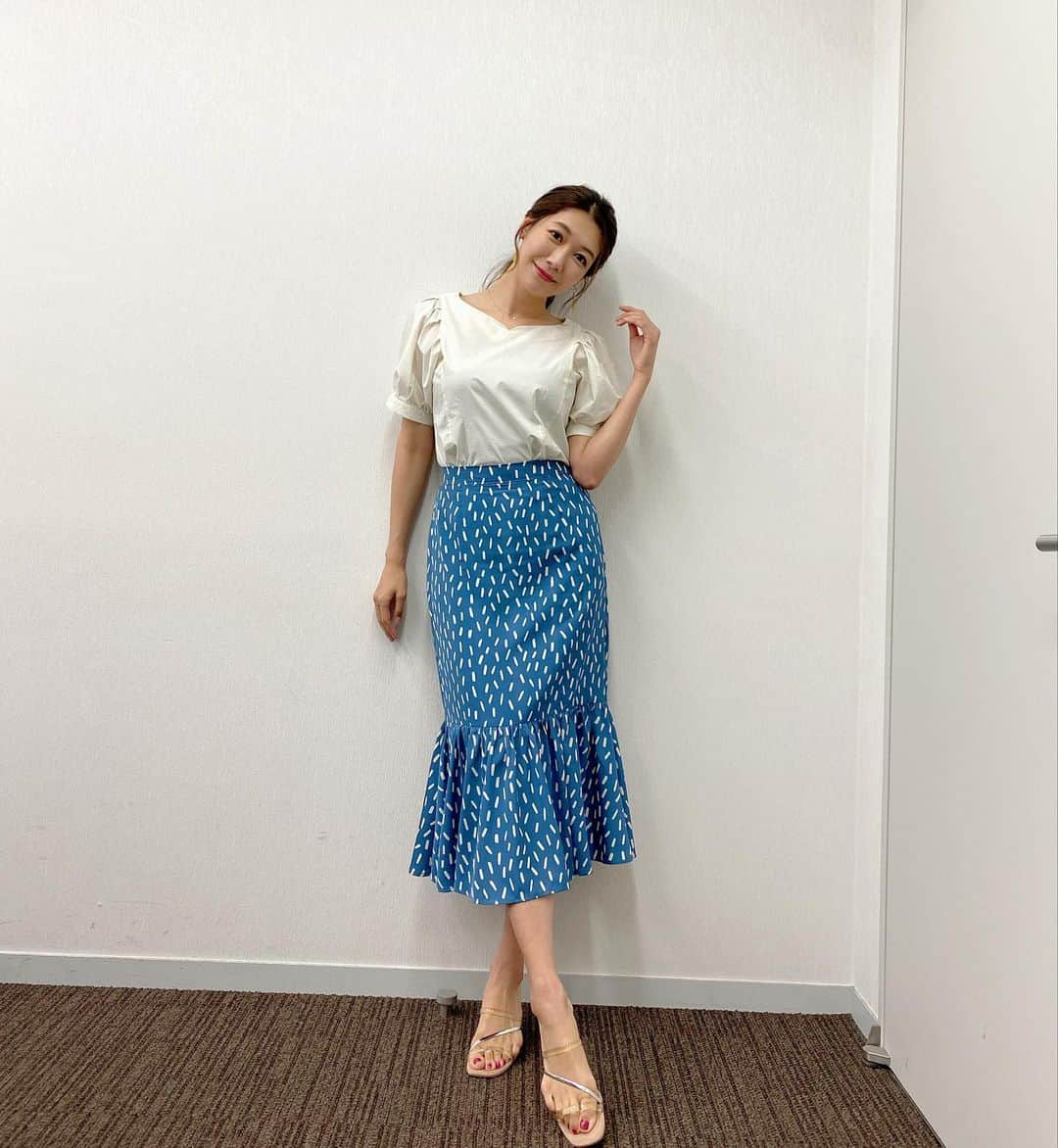 穂川果音さんのインスタグラム写真 - (穂川果音Instagram)「おはようございます😊 今日は九州〜関東地方で危険な暑さに💦 内陸部では40度を超えるおそれも！ 暑さのピーク時間は外出を避けるのもオススメです！ 👗太陽の熱を集めにくい白のトップスで暑さ対策をー  #アベプラ　#気象予報士　#明日コレ着よコーデ　　#ほかのん #fashion #cordinate  　#ファッション #猛暑日コーデ　 　#fashion #cordinate #weatherreport #お天気コーデ 　　#8月コーデ　#衣装 　#アナウンサーコーデ　　#夏コーデ　#ブラウスコーデ　#マーメイドスカートコーデ  　#夏色コーデ　#お天気キャスター　 #weatherforecast #お天気お姉さんコーデ 　#170センチコーデ」8月2日 11時33分 - hokawakanonn