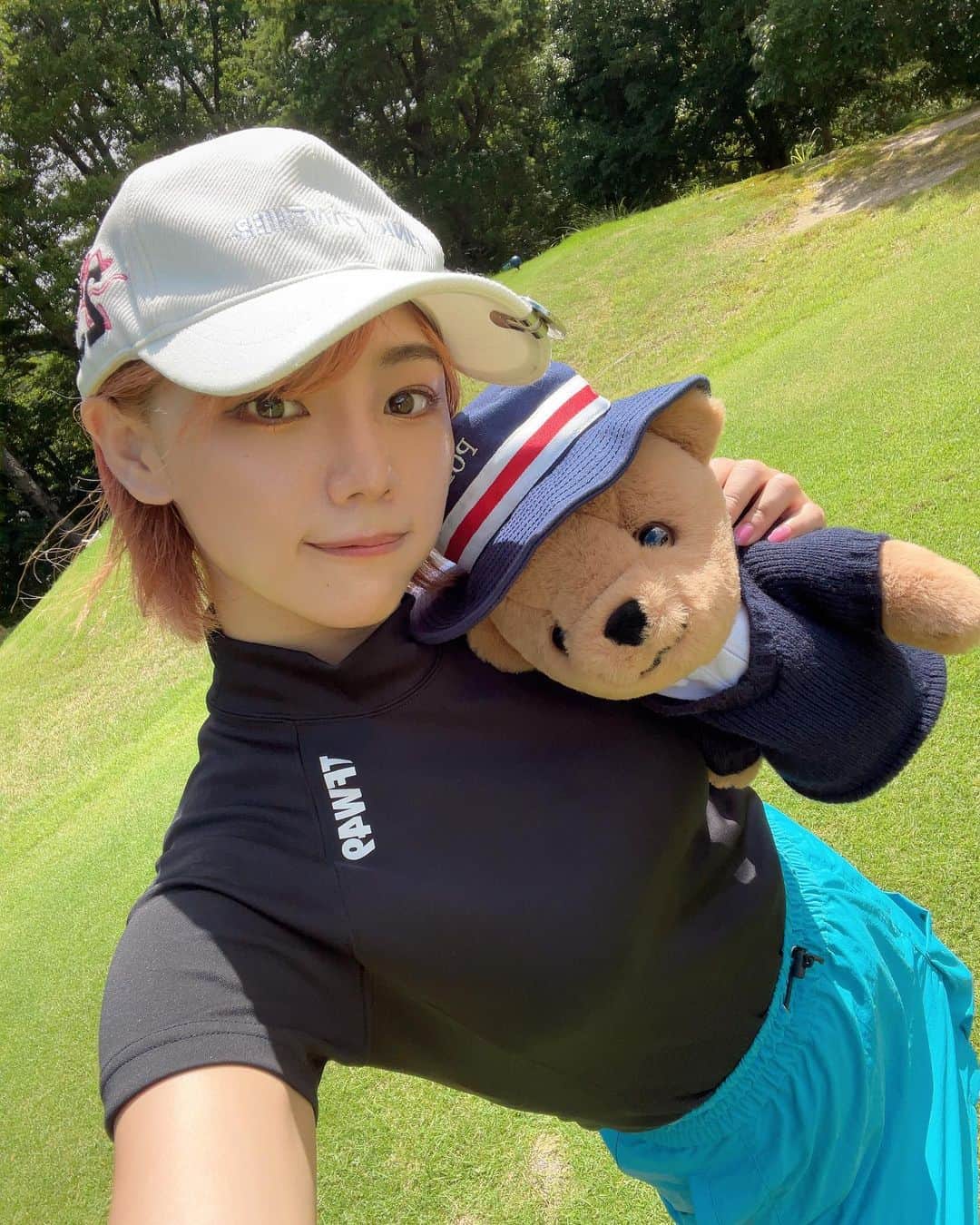 大川成美さんのインスタグラム写真 - (大川成美Instagram)「ROSE GOLF CLUB🌹@滋賀県 ． 顔に日焼け止め塗りすぎて真っ白。笑 ゴルフ⛳️で滋賀県にいってきました。 広くてまわりやすかった。 プレッシャーが少なくて…笑 ． バーディー2回も取ったのに 苦戦して100切れず🥹 ． それがゴルフの楽しさなんだろう。 ． ここのゴルフ場、宿泊施設もあるんですが、サウナとプール付き🧖‍♀️✨ 人数多ければ貸し切りもできる。 穴場スポット！！ ． サウナもロウリュできて最高にいいです🧊✨✨ ． ． ウエアは上下 @thefortyninersclub 💘 スカートにポケットいっぱいで使いやすさ抜群！！！ ． 小物は安定のポロベア🧸 @poloralphlauren  ． ． ゴルフもお気に入りウエア見つけると 着るのも楽しみになりますね✨💗 ． ．  #ゴルフ女子 #ゴルフ女子コーデ #ゴルフコーデ  #golf #golfwear #golfergirls  #ごるすたぐらむ #ゴルフウェア #rosegolf #rosegolfclub #tfw49  #poloralphlauren」8月2日 12時03分 - naru_coco