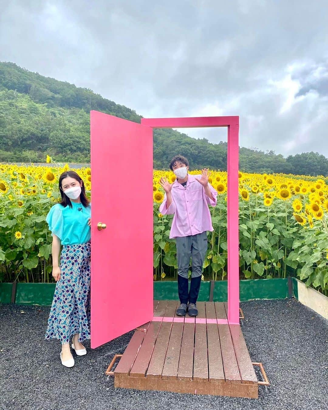 加藤愛さんのインスタグラム写真 - (加藤愛Instagram)「. #花咲かタイムズ よしお兄さんこと小林よしひささんと 三重県の夏休みおすすめスポットを巡ってきました☀️🍉🏝  ◉志摩市観光農園のひまわり畑 ◉志摩地中海村で海のジェットコースター ◉ストーンハンター伊勢志摩 ◉季さらOnenessのリゾートヴィラ  どこも楽しくて笑い続けた1日でした！！！ ロケの模様はYouTube花咲かチャンネルと ロキポで配信予定です🌸  今週の花咲かでは、ある方とある場所に行っています！！ お楽しみに〜😎☀️  #花咲か#うなずキング#よしお兄さん #三重#志摩#ひまわり畑#志摩地中海村#鳥羽#リゾートヴィラ」8月2日 12時21分 - kitkatoai