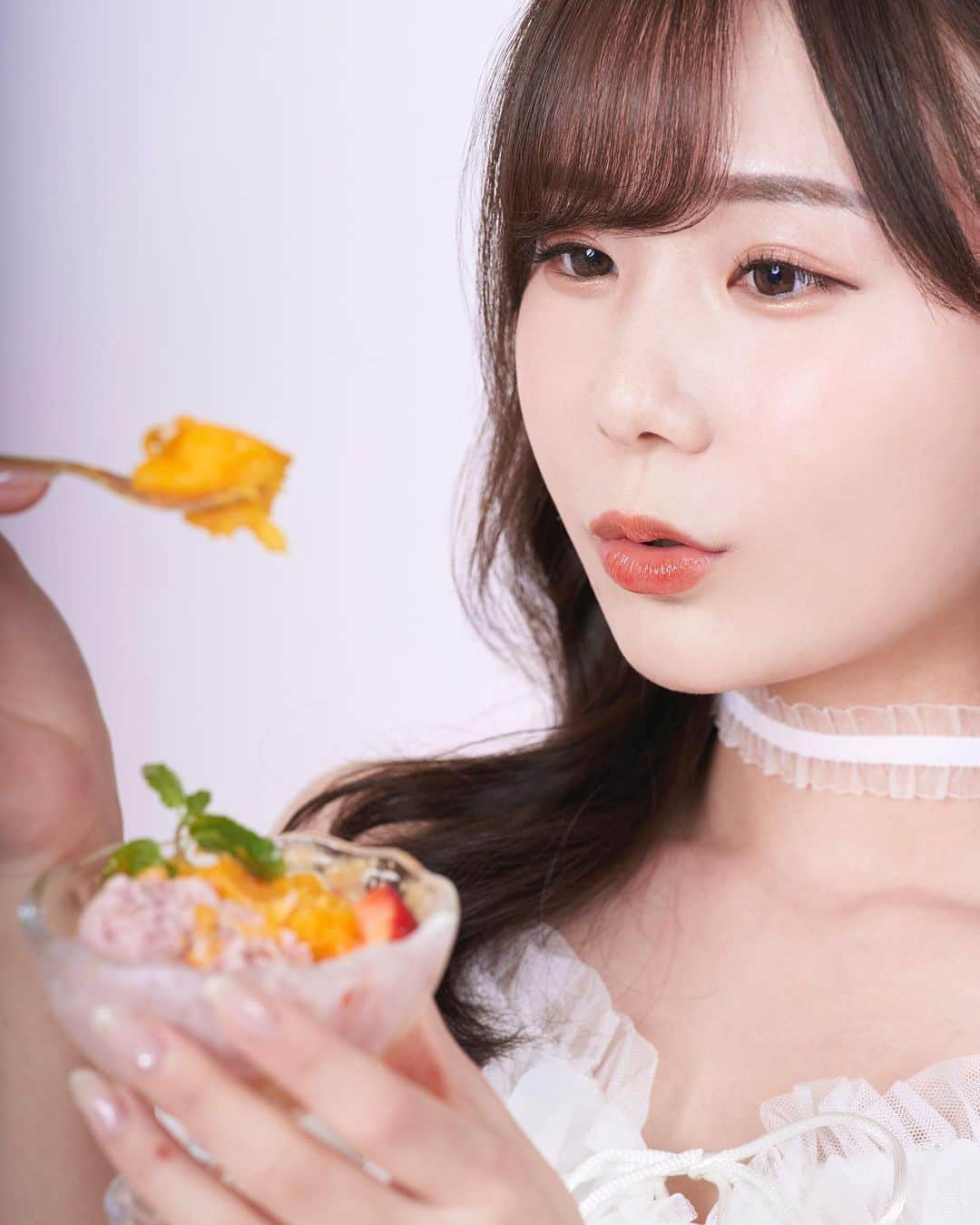 エスワン【公式】さんのインスタグラム写真 - (エスワン【公式】Instagram)「可愛い子の美味しそうに食べる姿はたまらない❣️エスワン専属女優さんを呼んで好きなものを美味しく食べてもからう、大人気ニュース企画 "#食べ写" の画像を大公開🕊✨  @mirugram_55  #miru #食べ写 #日本一の超単体AVメーカー #エスワン #シャーベット」8月2日 12時42分 - s1_official_jav