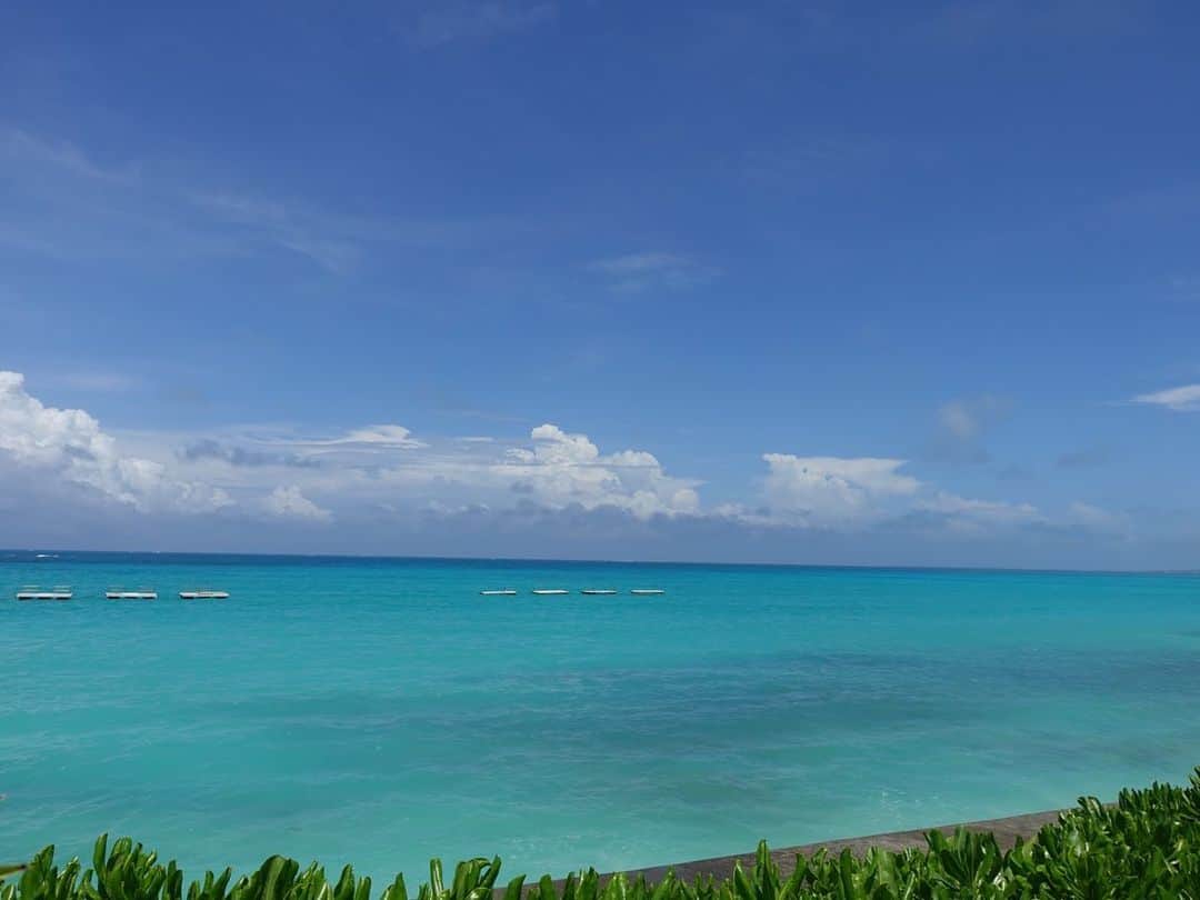 浅田舞さんのインスタグラム写真 - (浅田舞Instagram)「⁡ 美しい景色に感動🌏。 大海原に身を委ねて🌊.泳げない私ですが...とても心地良い時間でした✨。」8月2日 14時43分 - asadamai717