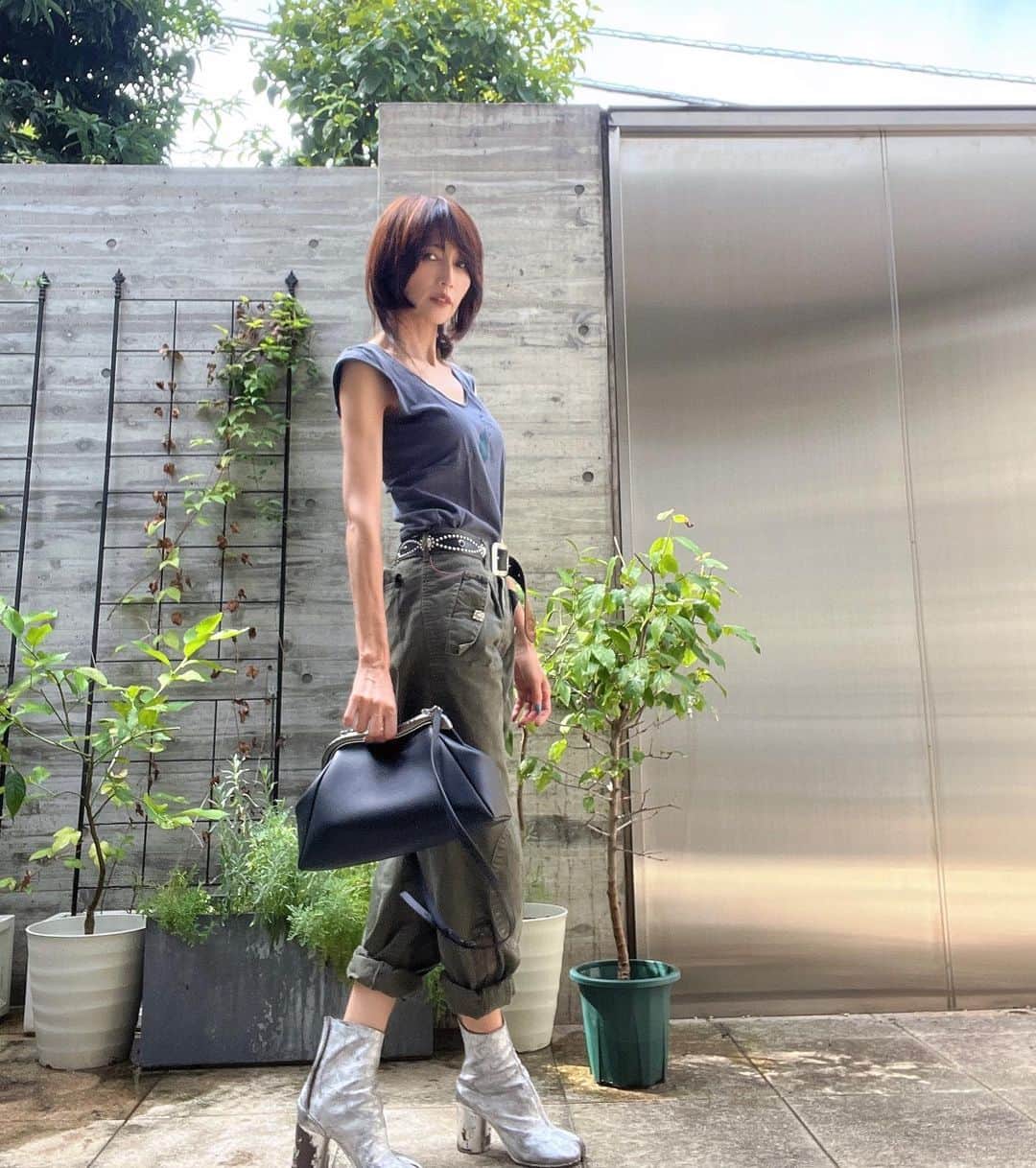 工藤静香さんのインスタグラム写真 - (工藤静香Instagram)「相変わらず日差しが強い。  今日、お昼間時間があったので、カッコ良くて使い易いスネークと一緒に、ばばちゃんのお洋服を選びにいきました✨🥰  今はお墓参りの花は難しいですね。 トルコ桔梗か菊じゃないと無理そう。  @bulgari」8月2日 14時46分 - kudo_shizuka