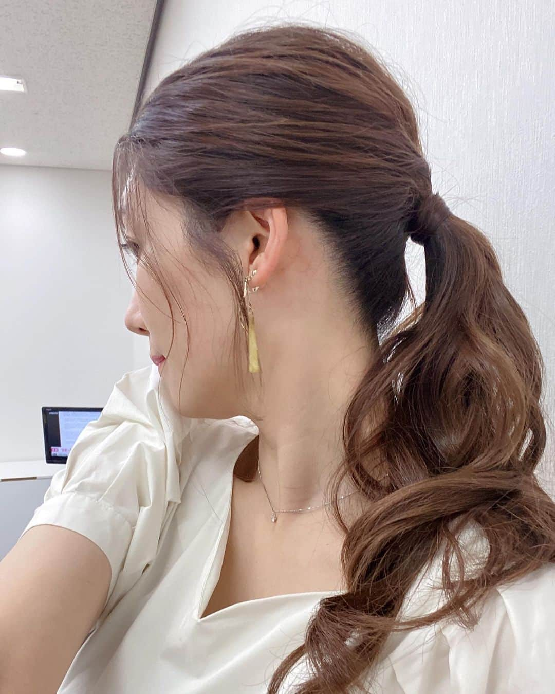 穂川果音さんのインスタグラム写真 - (穂川果音Instagram)「hairstyle  ポニーテールだよ〜  　#ヘアスタイル　#ヘアアレンジ　#アレンジポニーテール　#ポニーテールアレンジ　#アップスタイル　#hairstyle #hairarrange #イヤリング　#earrings  #ミディアムロング　#夏コーデ　　#8月コーデ　#ロングポニー #お天気キャスターコーデ　#アベプラ　#abema #穂川果音 #低めポニーテール #気象予報士　#セントフォース」8月2日 15時00分 - hokawakanonn